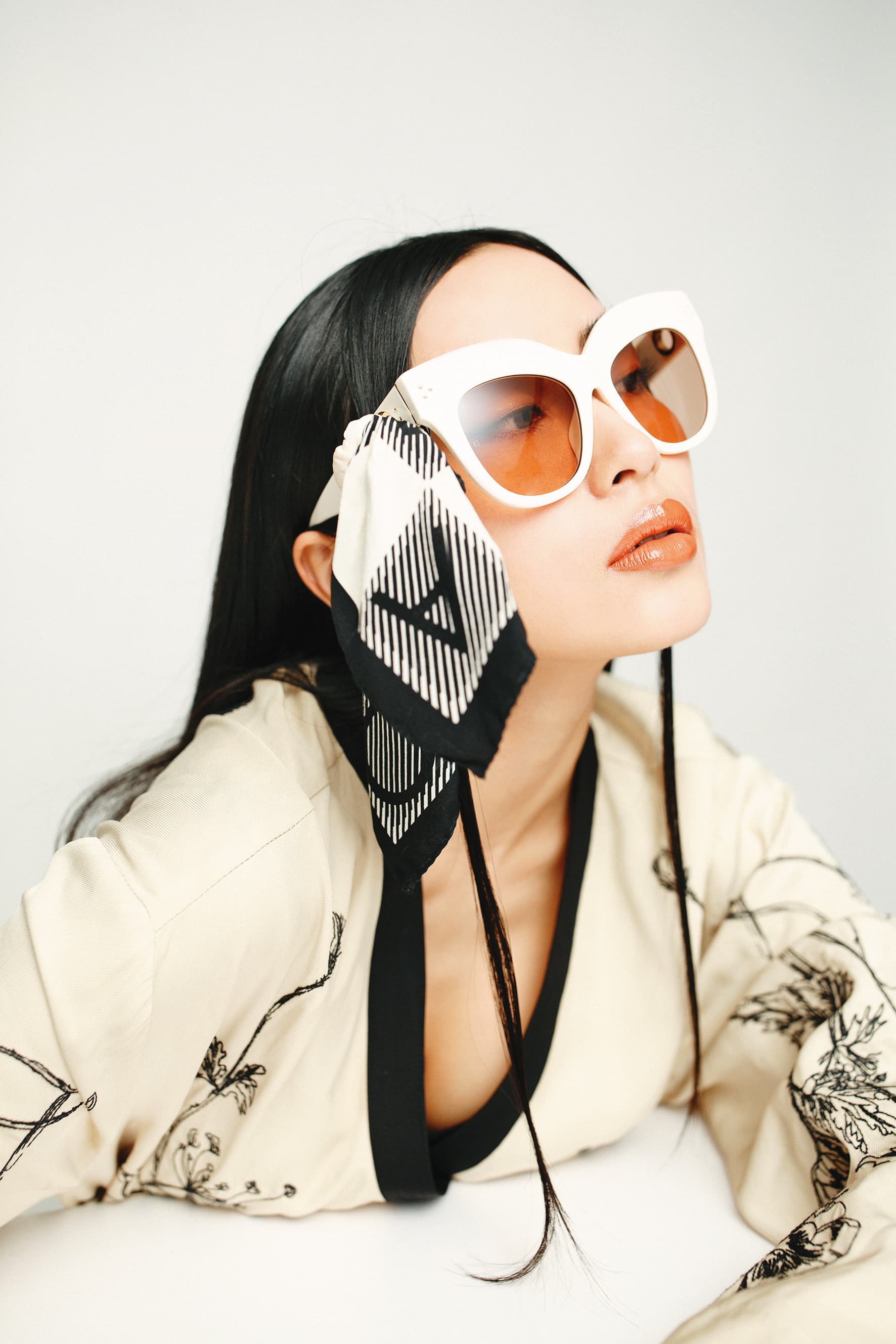 貓眼造型絲巾裝飾墨鏡,NT$21,800,by LINDA FARROW;刺繡卡弗坦洋裝,NT$2,999,by H&M。
