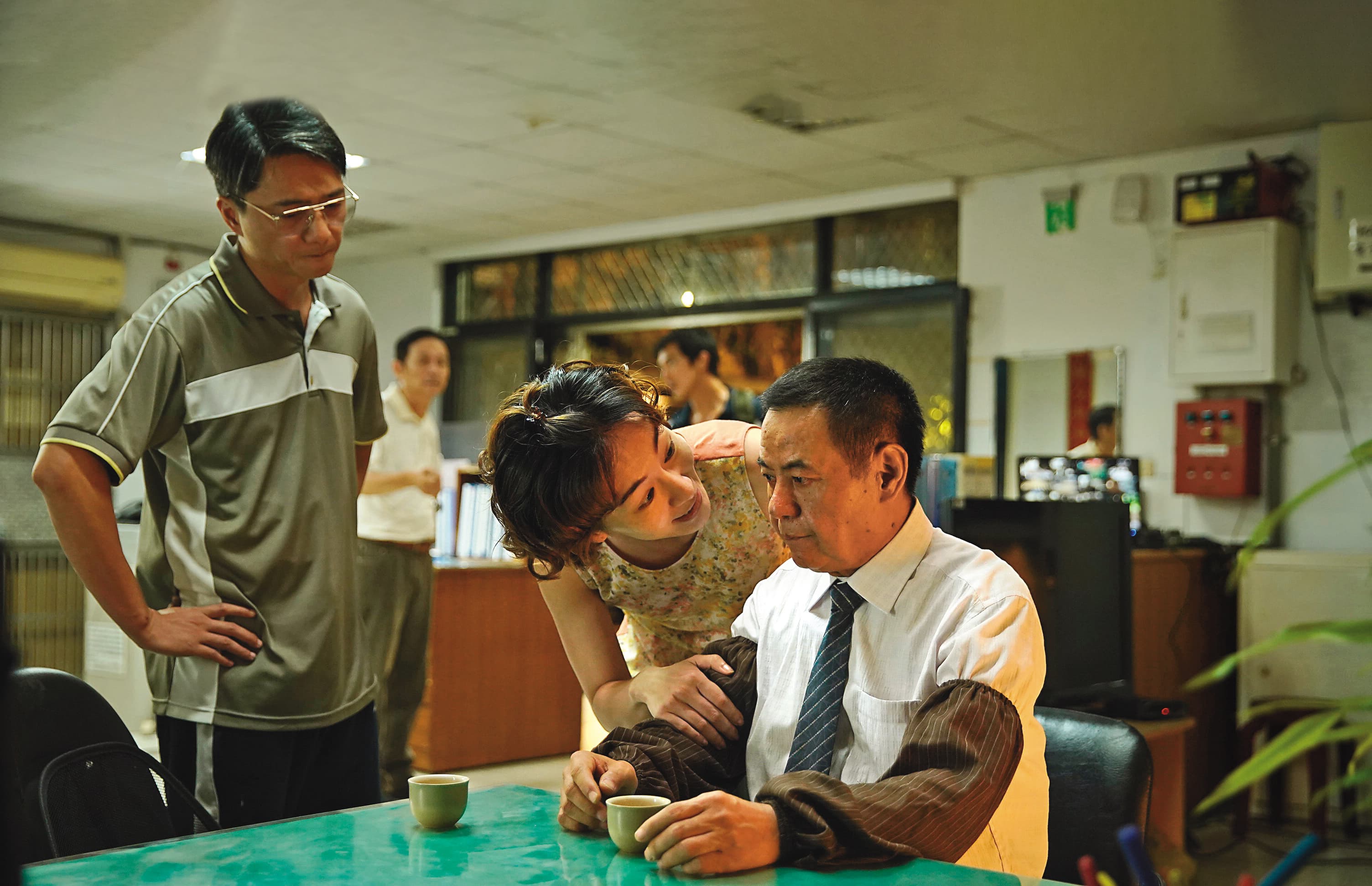 藍葦華(左起)、陽靚、蔡振南在片中飾演鄉鎮小人物,增添台灣人情氣息。(金盞花大影業提供)