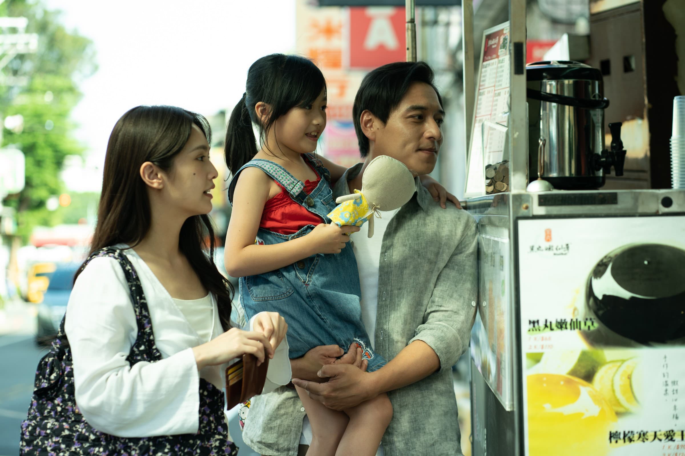 片中楊丞琳與鄭人碩飾演一對夫妻,兩人的女兒失蹤一年,卻找不到任何破案的線索。(甲上提供)