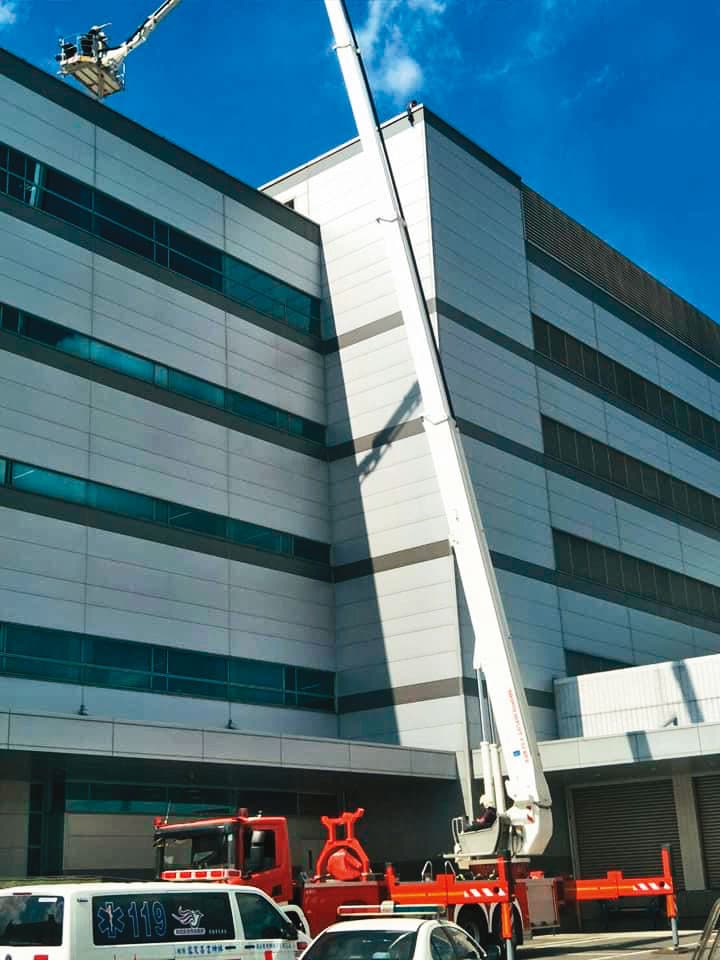 去年8月,王先生企圖跳樓輕生,還驚動消防車到場救援。(讀者提供)
