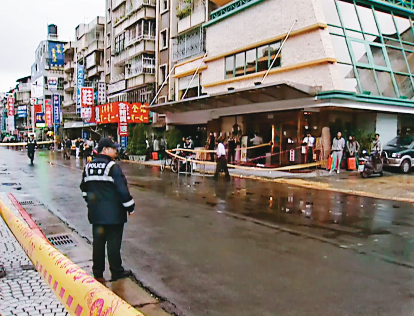 槍擊案發生後,警方在餐廳門口圍起封鎖線採證。(東森新聞提供)