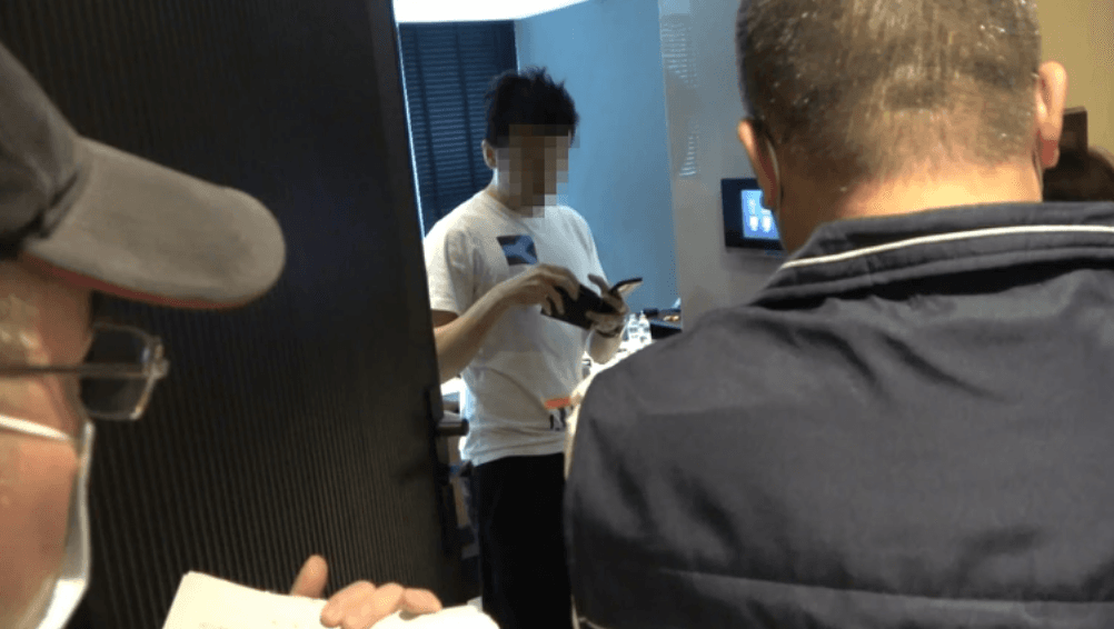 男子聽聞愛車將被查封,只好放低姿態掏出信用卡結清罰款。(行政執行署提供)