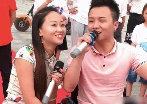 原先2人結婚後,還會一起出來唱歌賣藝。(翻攝自網易)