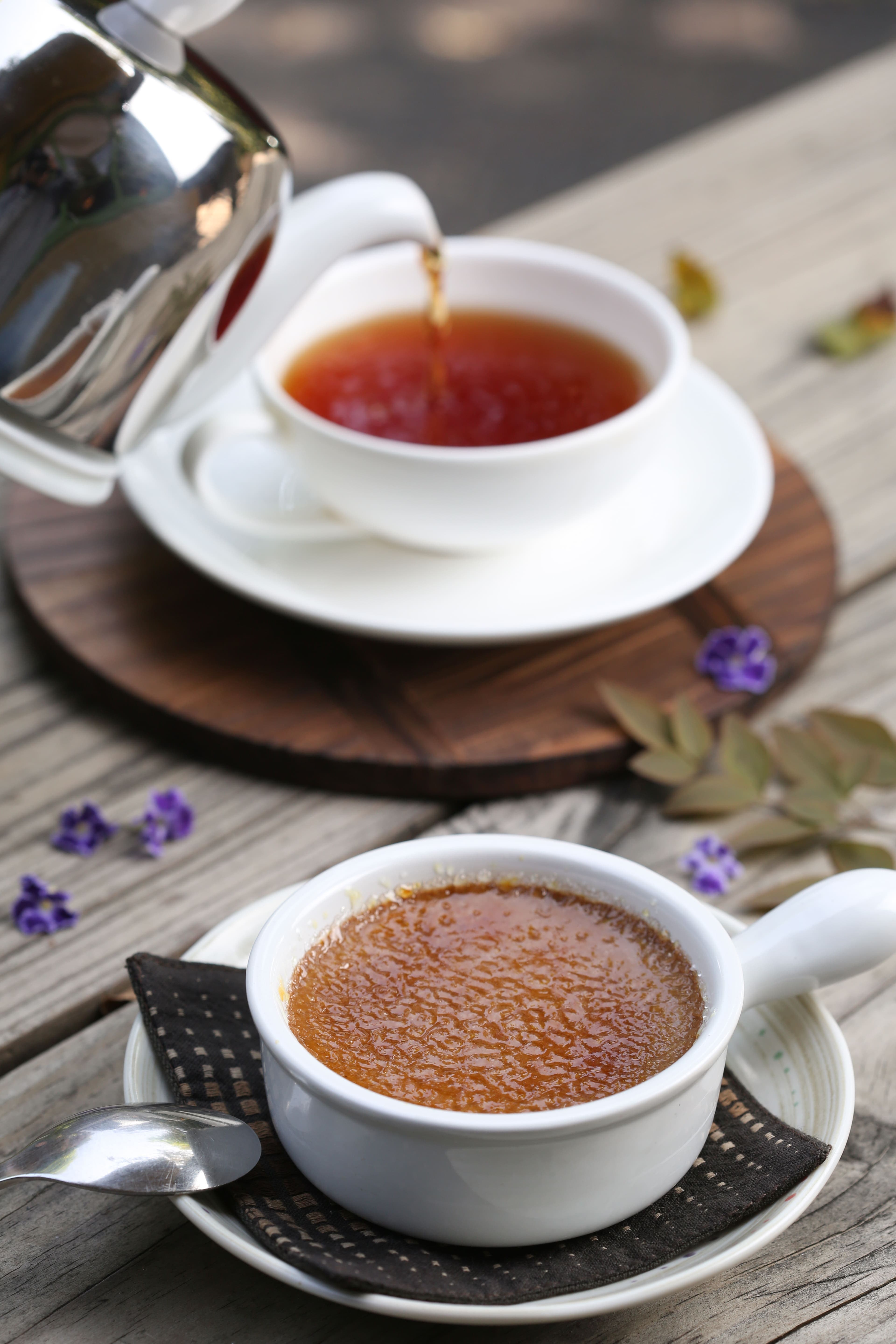 敲開焦糖,「伯爵茶烤布蕾」的茶香滿佈,口感香嫩幼滑。(100元/份)