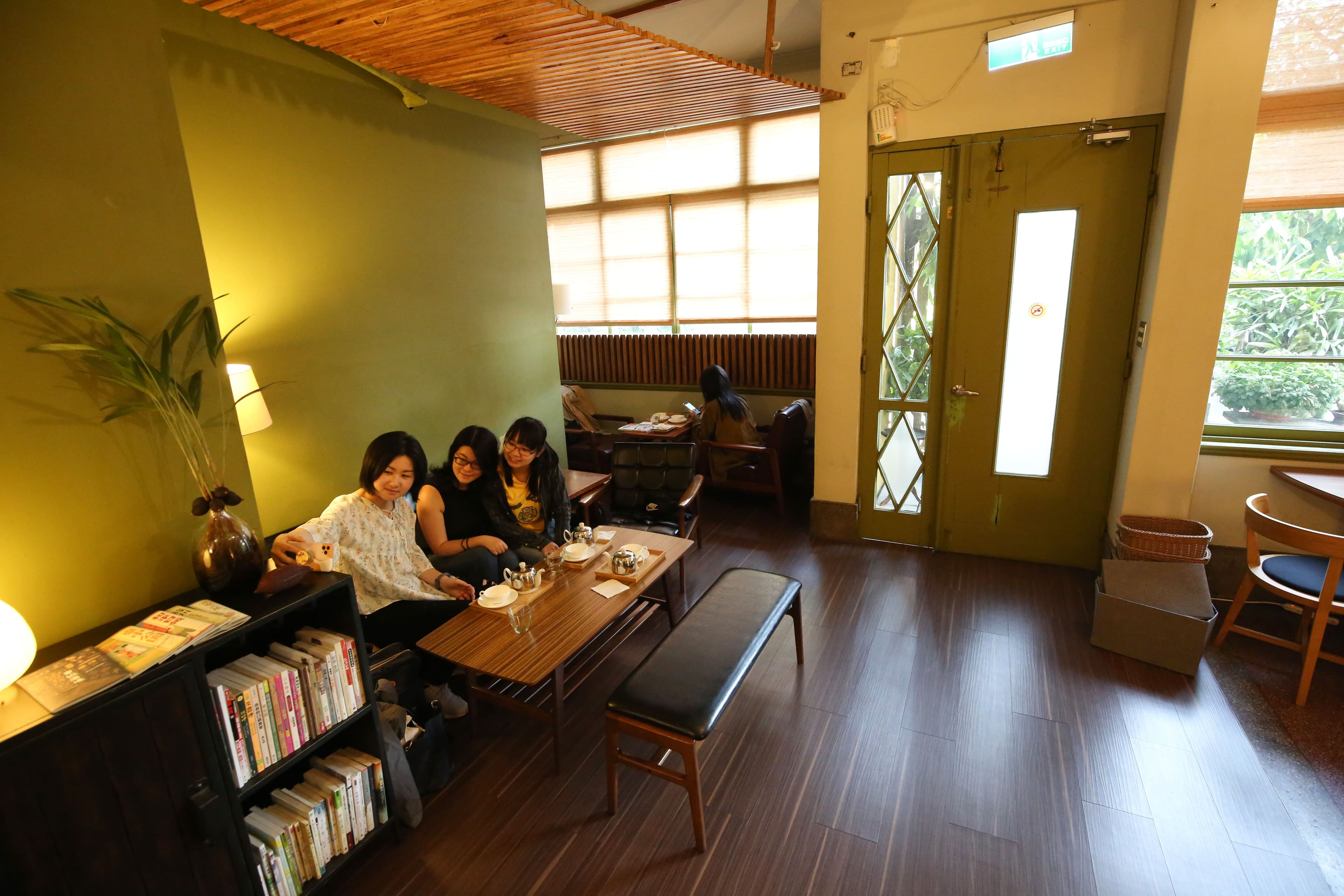 店內牆面與外面的自然綠都令人倍感舒適,難怪有客人可以沉醉於此一整個下午。