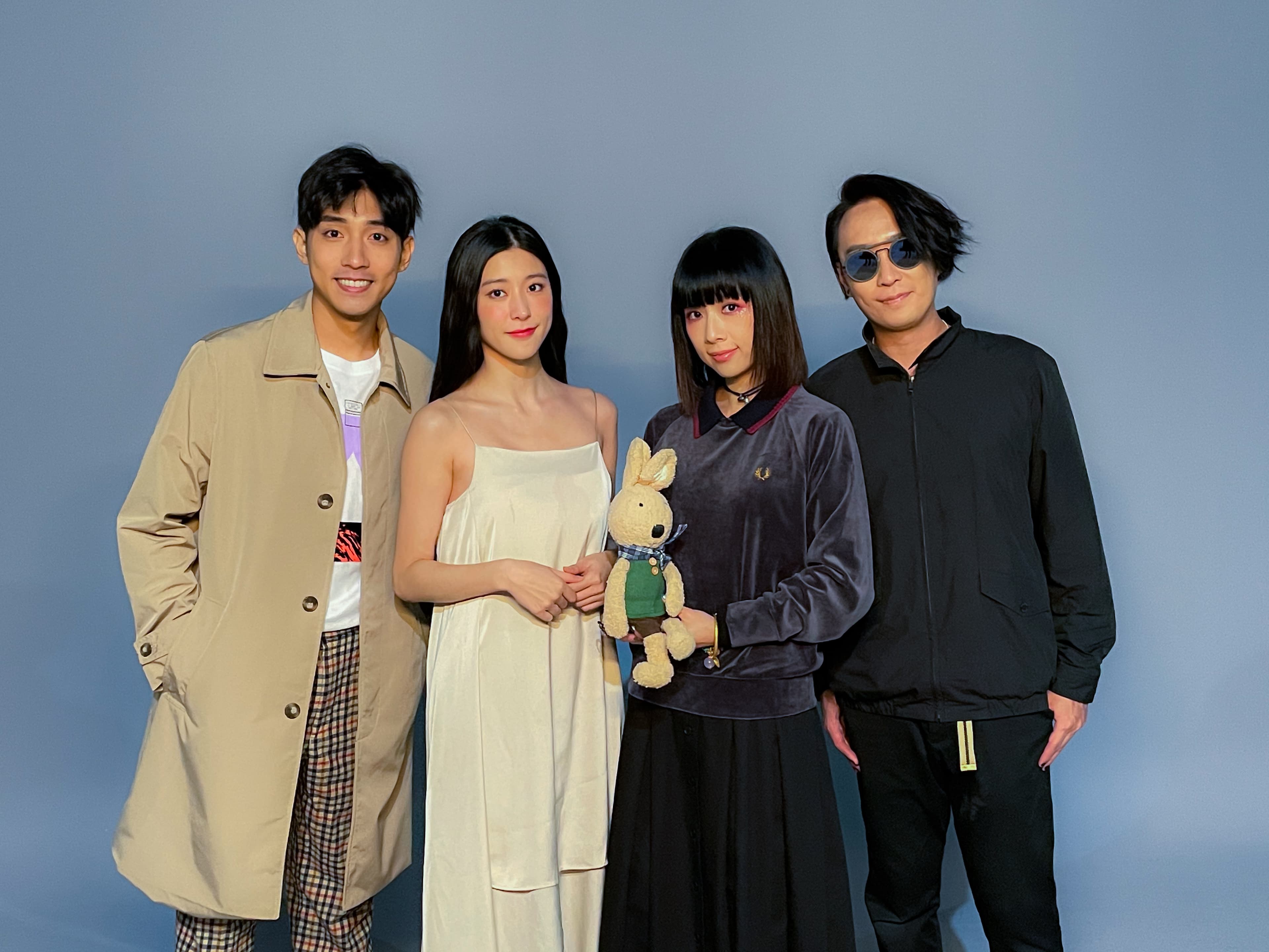 原子邦妮的MV〈清晨五點〉,由團員羽承擔綱導演,並找新生代演員徐韜、周濃一同演出。(滾石唱片提供)
