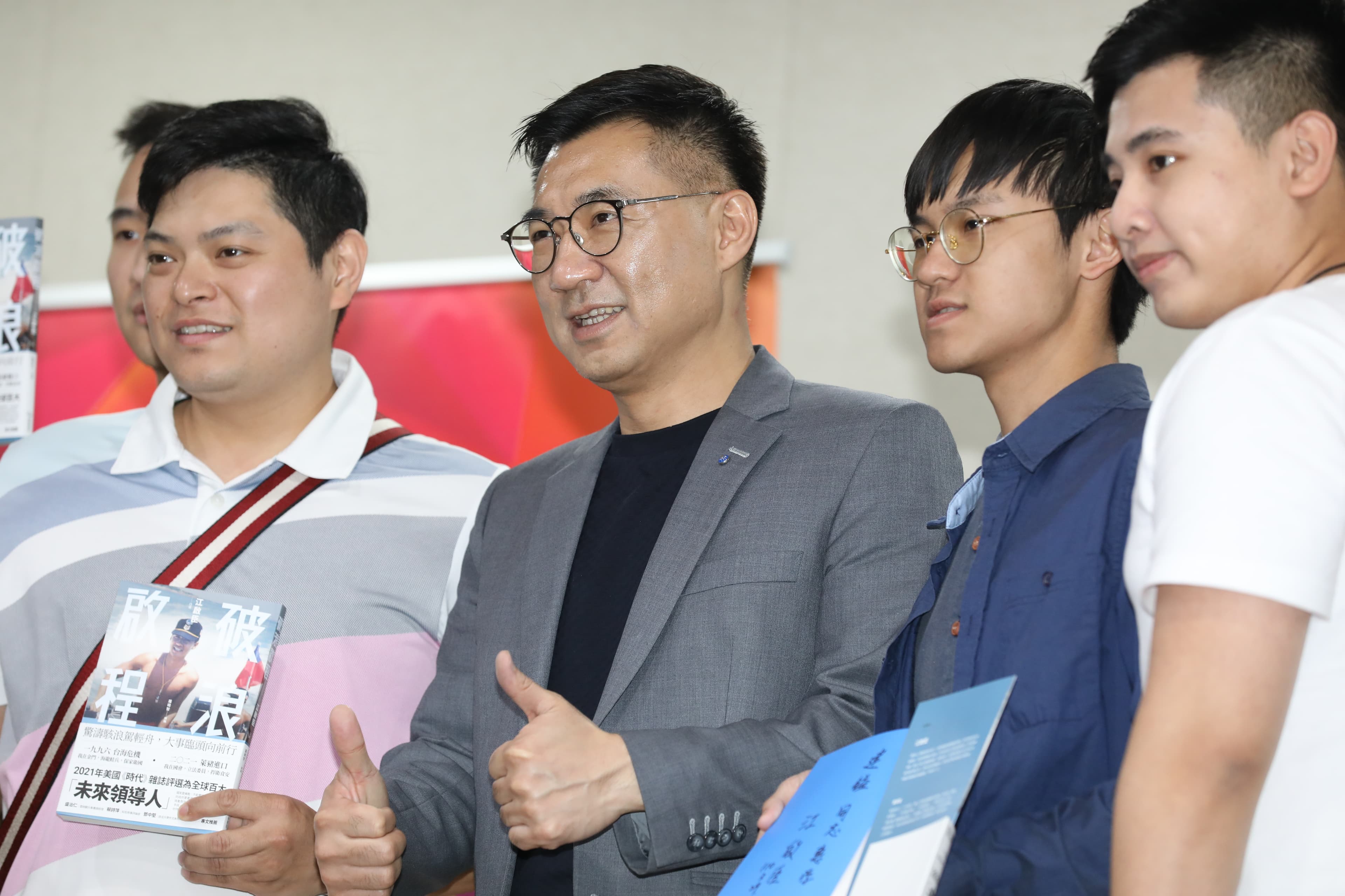 江啟臣(中)今日發表新書。