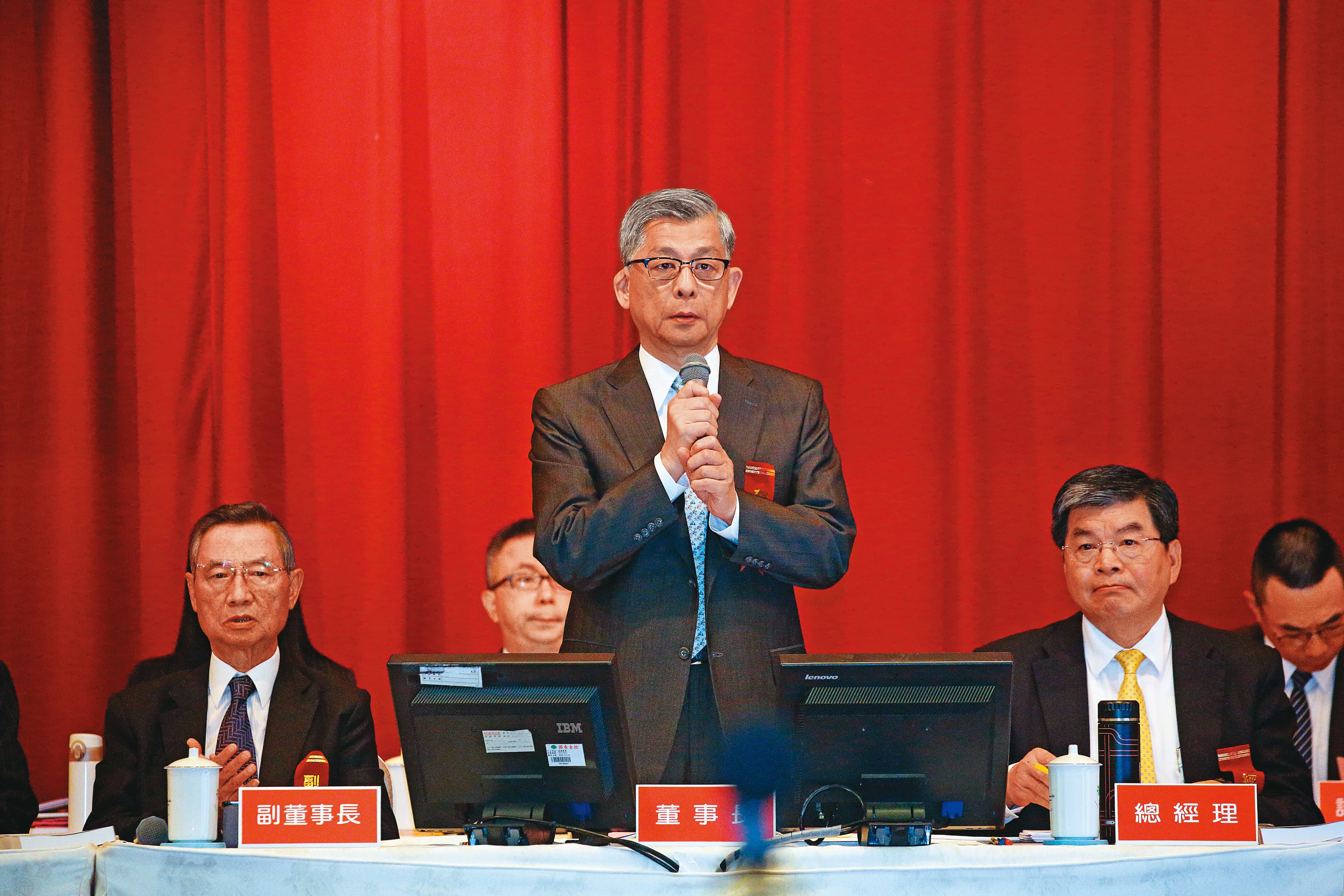 蔡宏圖（圖）的國泰金龍頭地位受到堂弟蔡明興的挑戰。
