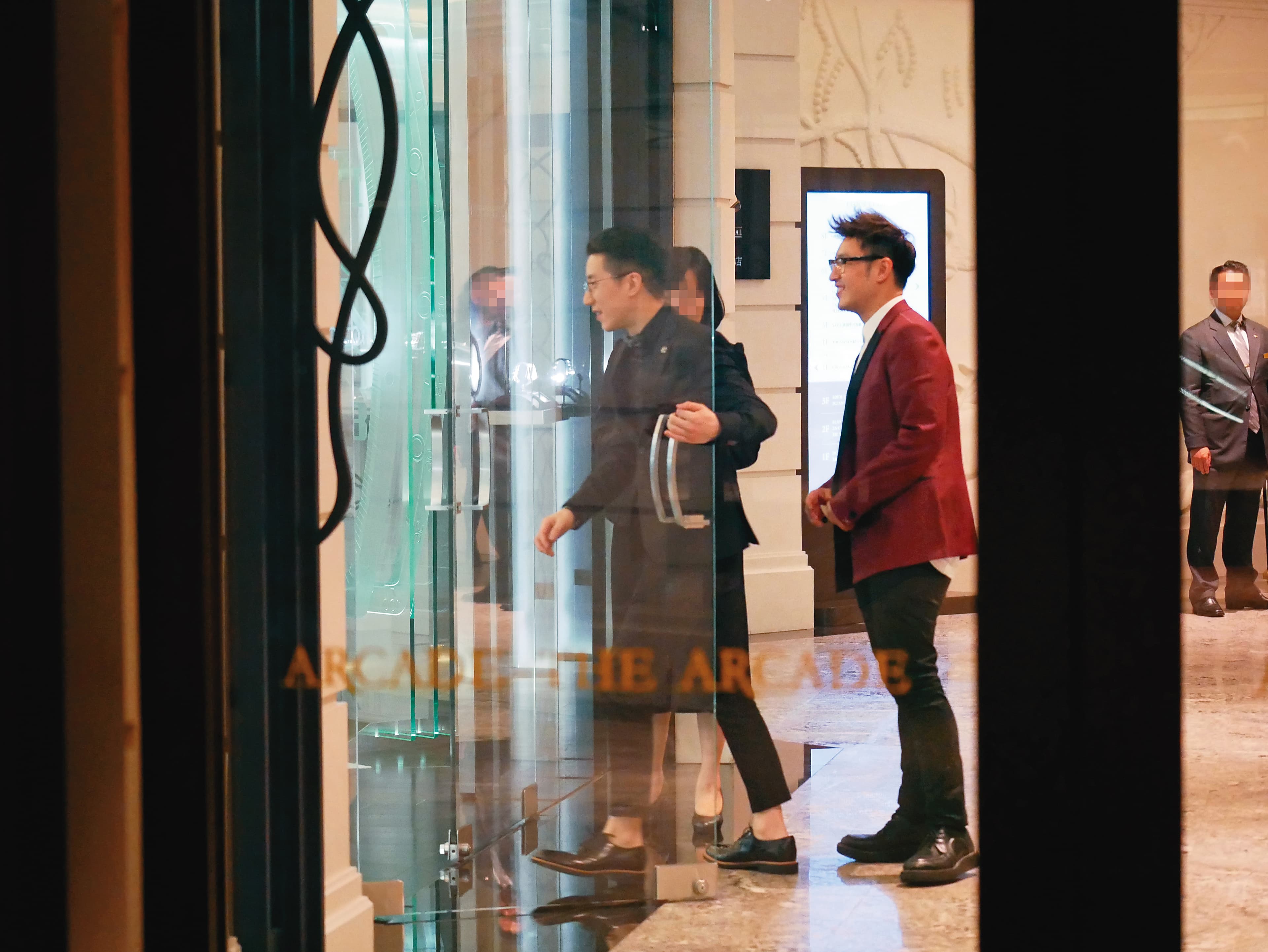潘瑋柏（右）平時出入，多半被拍到跟男性友人在一塊，圖為他跟房祖名（左）去名錶店。