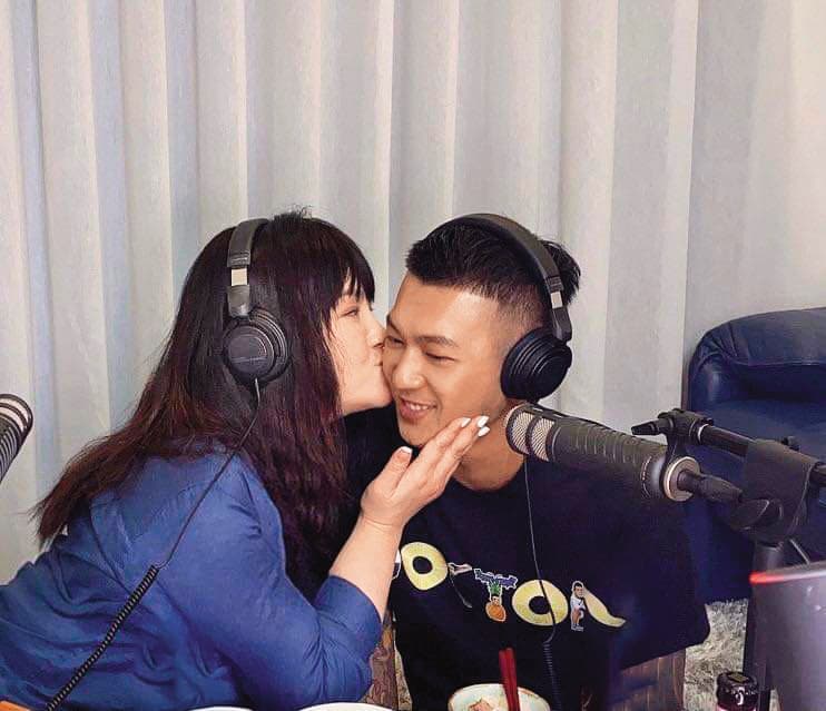 唐綺陽(左)搭上「鳳梨熱」,約鳳梨(右)錄吃播,竟奪走叔薯的螢幕初吻,真是「吸」人太甚!(翻攝自唐綺陽臉書)