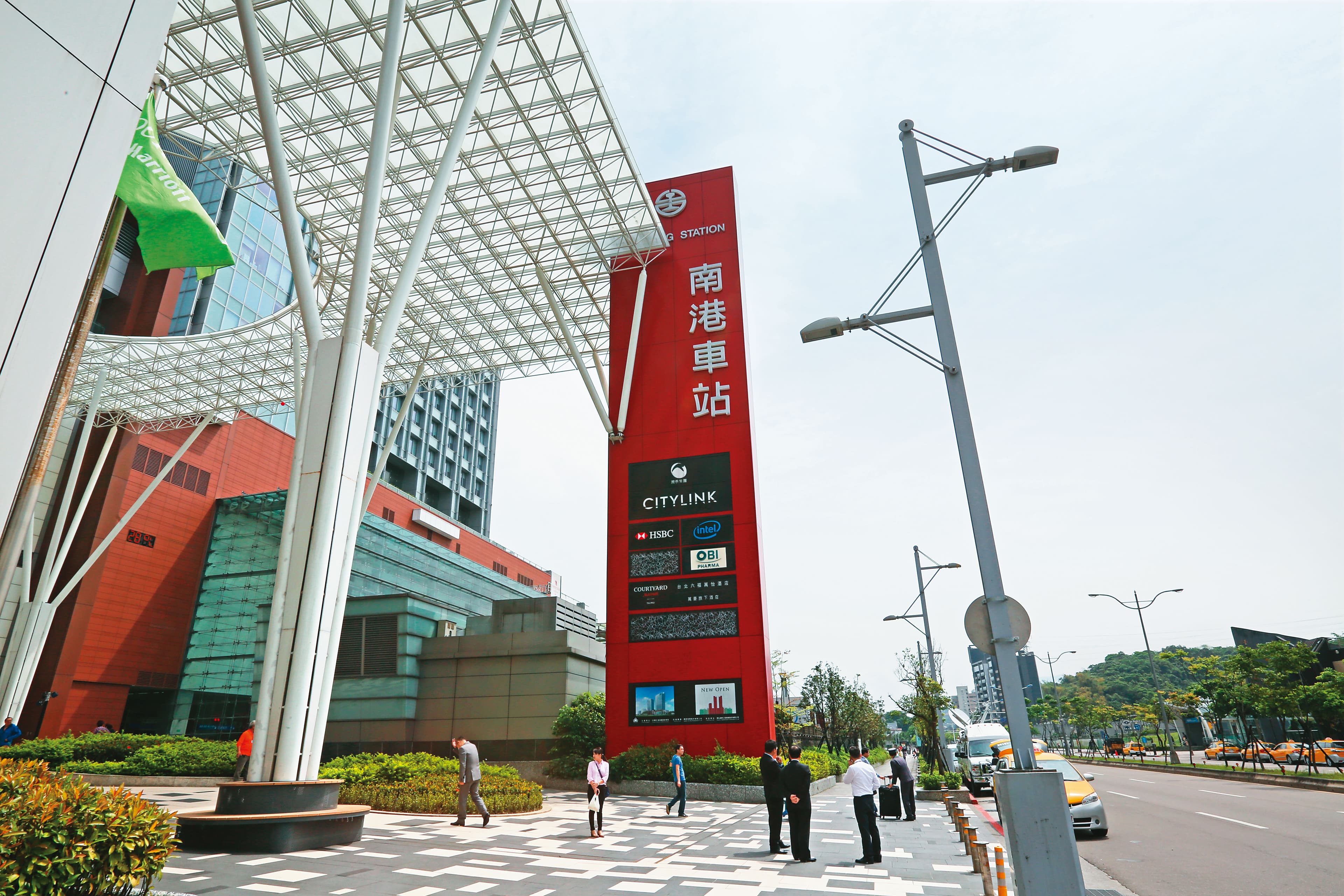 第1間「起家厝」選定台北南港,張本渝就是看好三鐵共構的交通便利性。