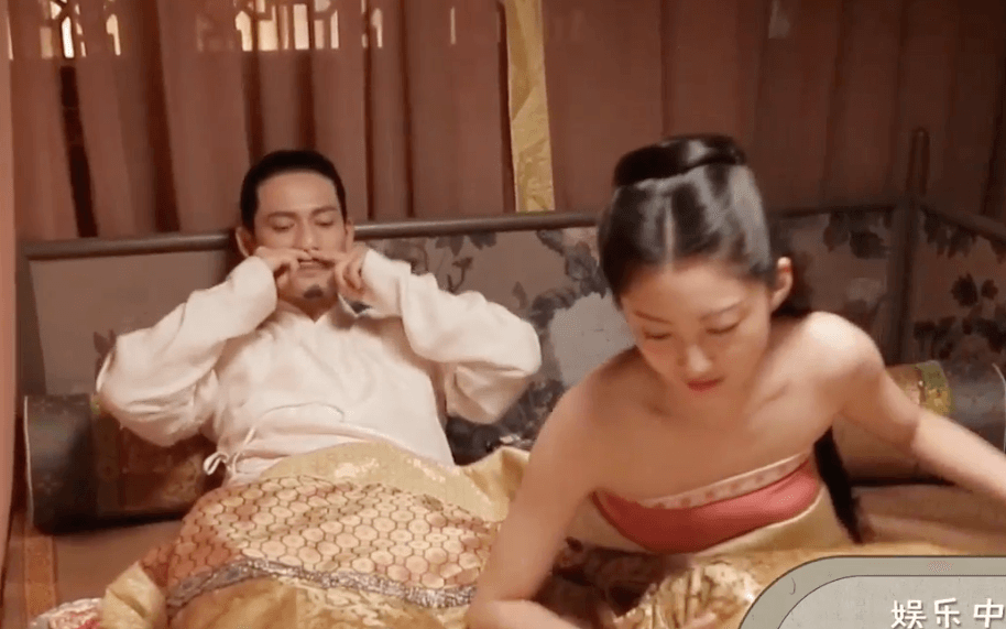 拍到導演滿意,周渝民趕緊摸摸鬍子有沒有移位。(愛奇藝國際站提供)