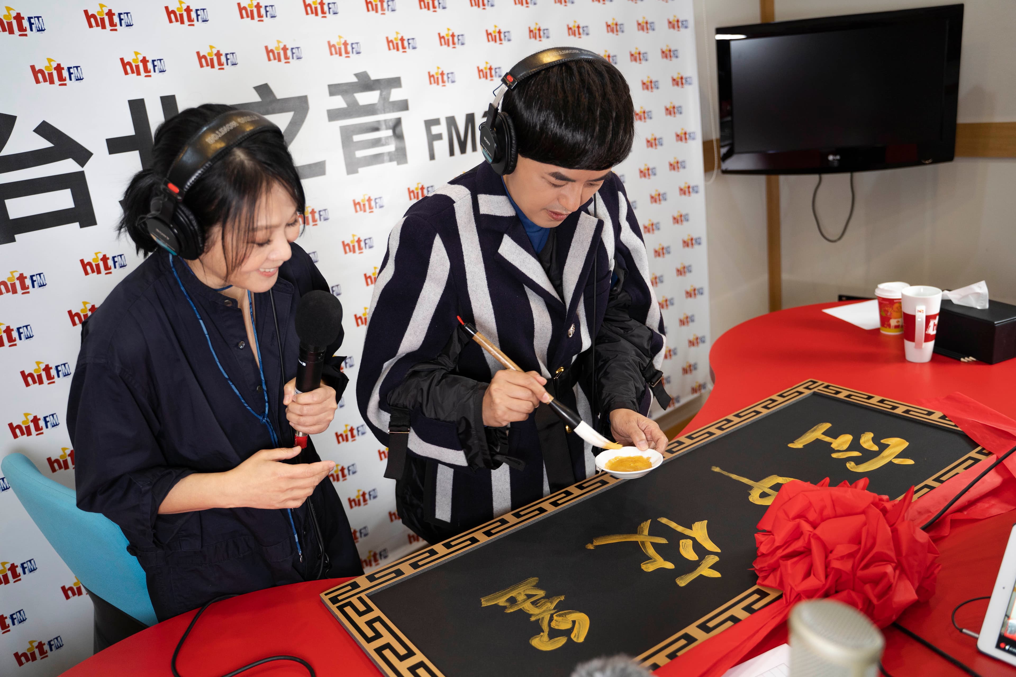 黃子佼揮毫「空中佼劉」,也談到劉若英的沒安全感。(Hit Fm聯播網提供)