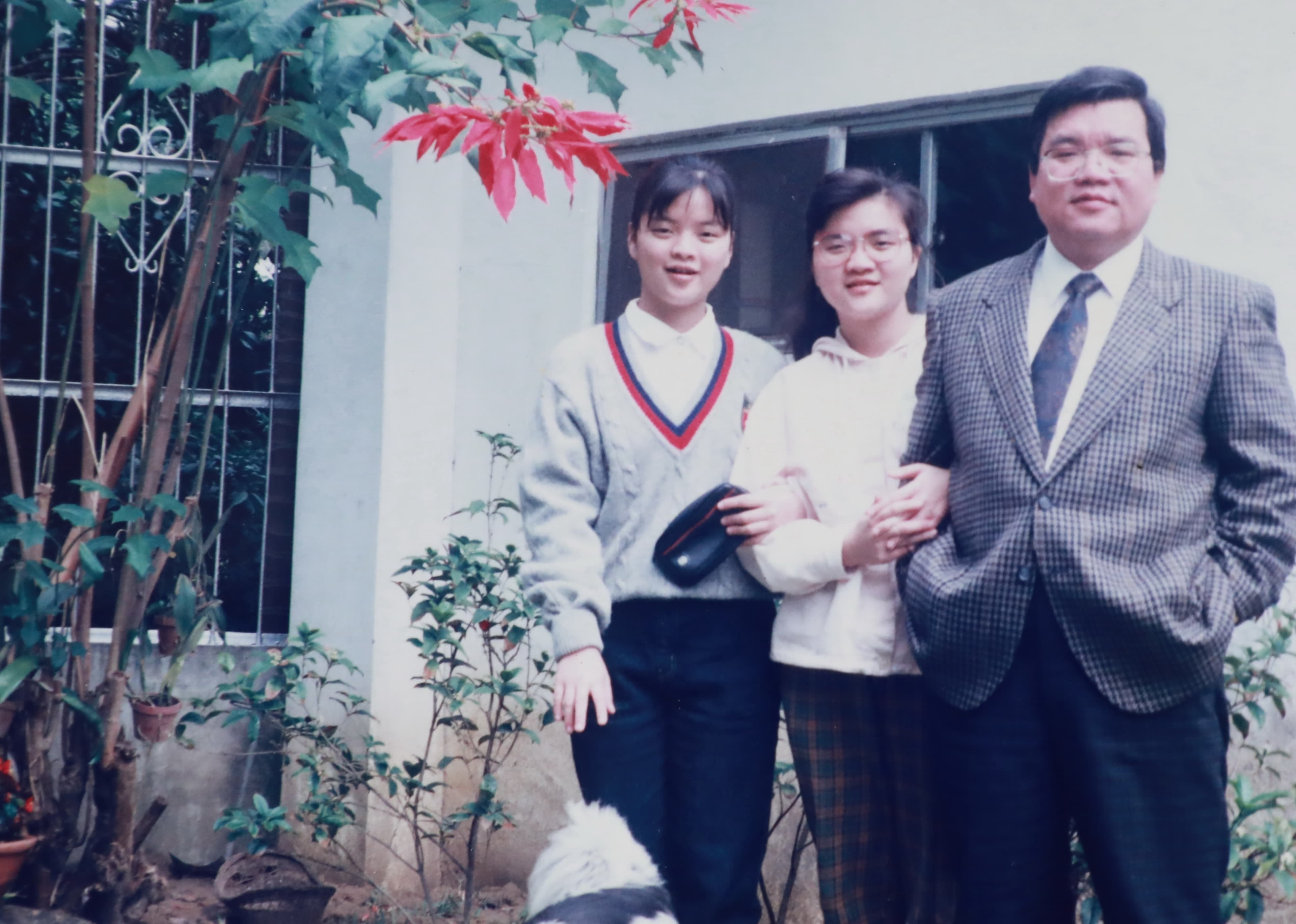 魏世芬（右二）是大女兒，曾跟著父親魏吉助一起研究、展演台灣本土歌謠。（魏世芬提供）