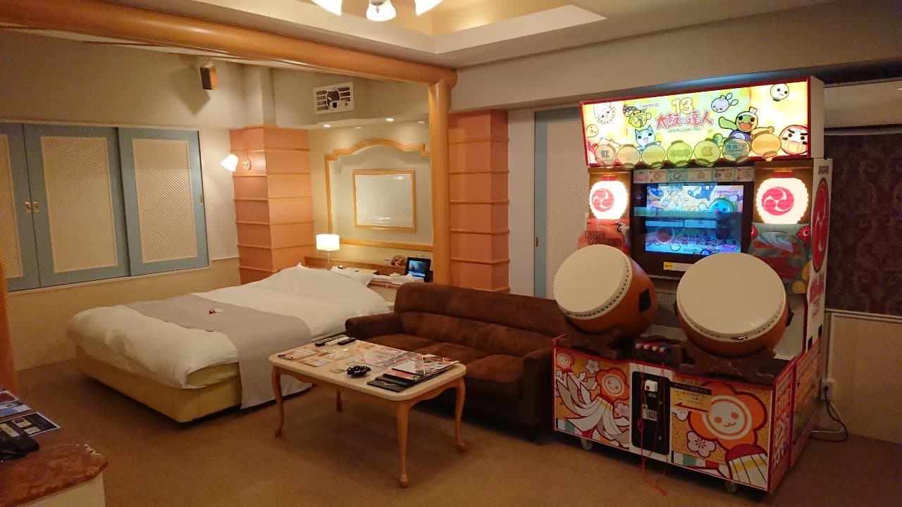 Hotel Luna的某間房內有完整一套太鼓達人的設備。（翻攝自Hotel Luna官網）