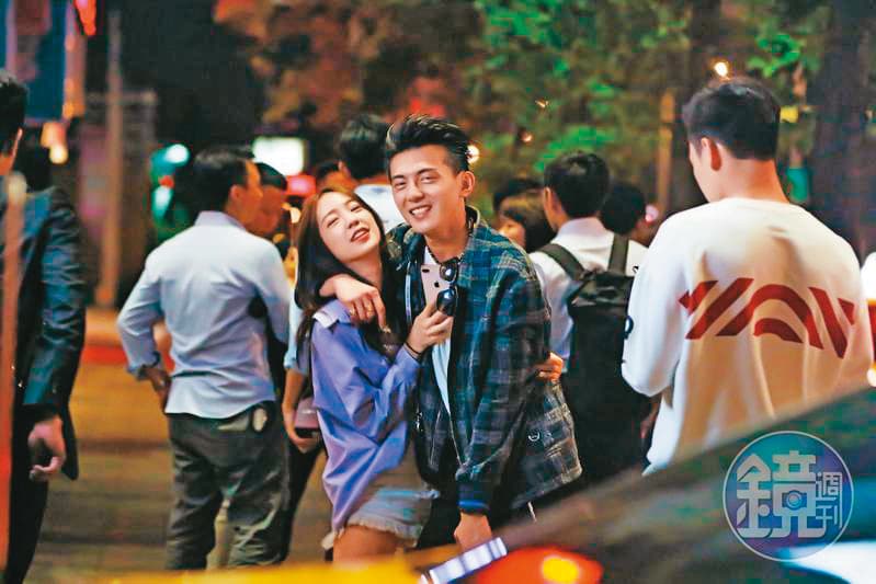 陳天仁異性緣佳,曾在路邊與男子勾肩搭背,互動熱絡。