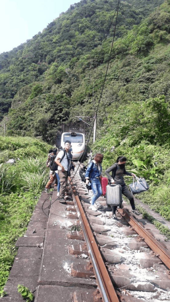旅客倉皇從列車上破窗逃生。(翻攝畫面)