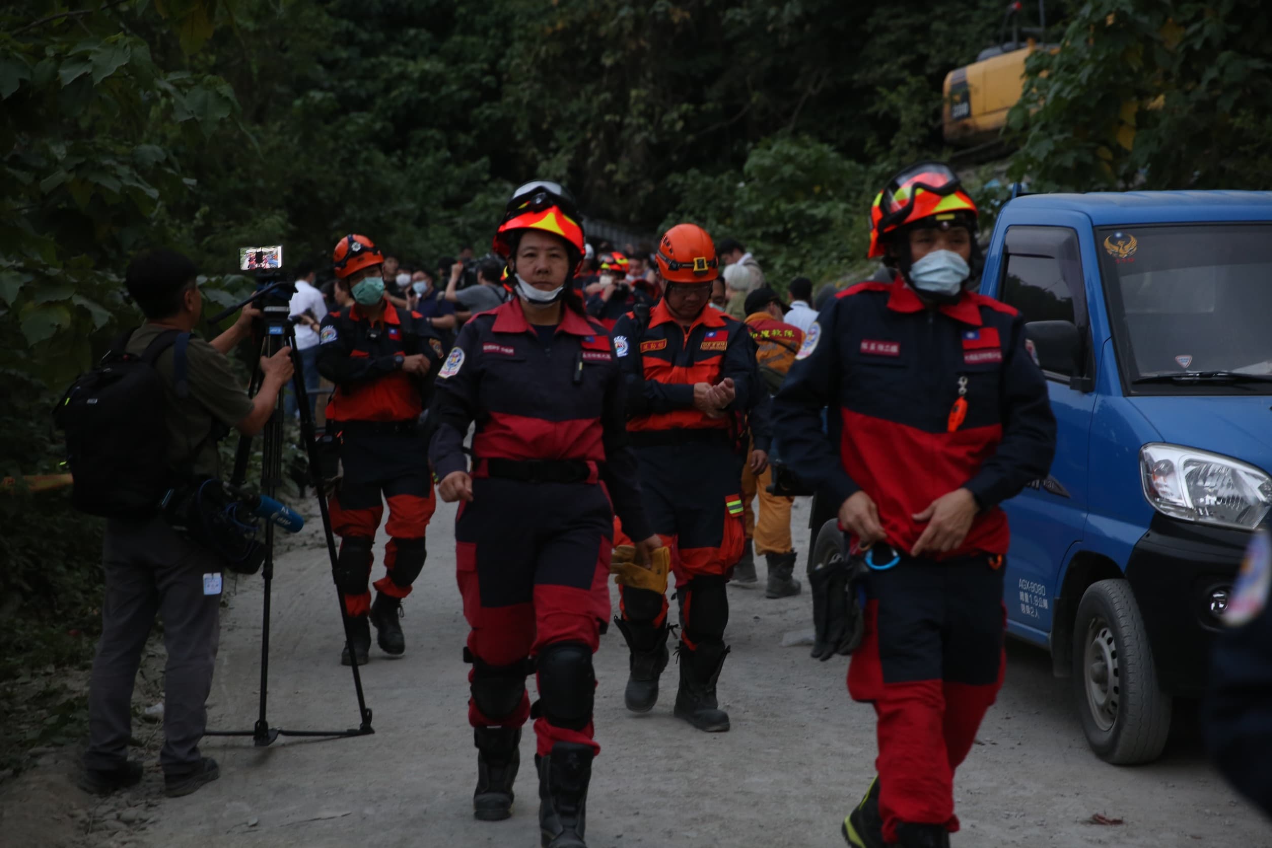 太魯閣號出軌事故造成50人死亡、162人輕重傷,救難人員耗費多時將傷者、罹難者從車廂救出。