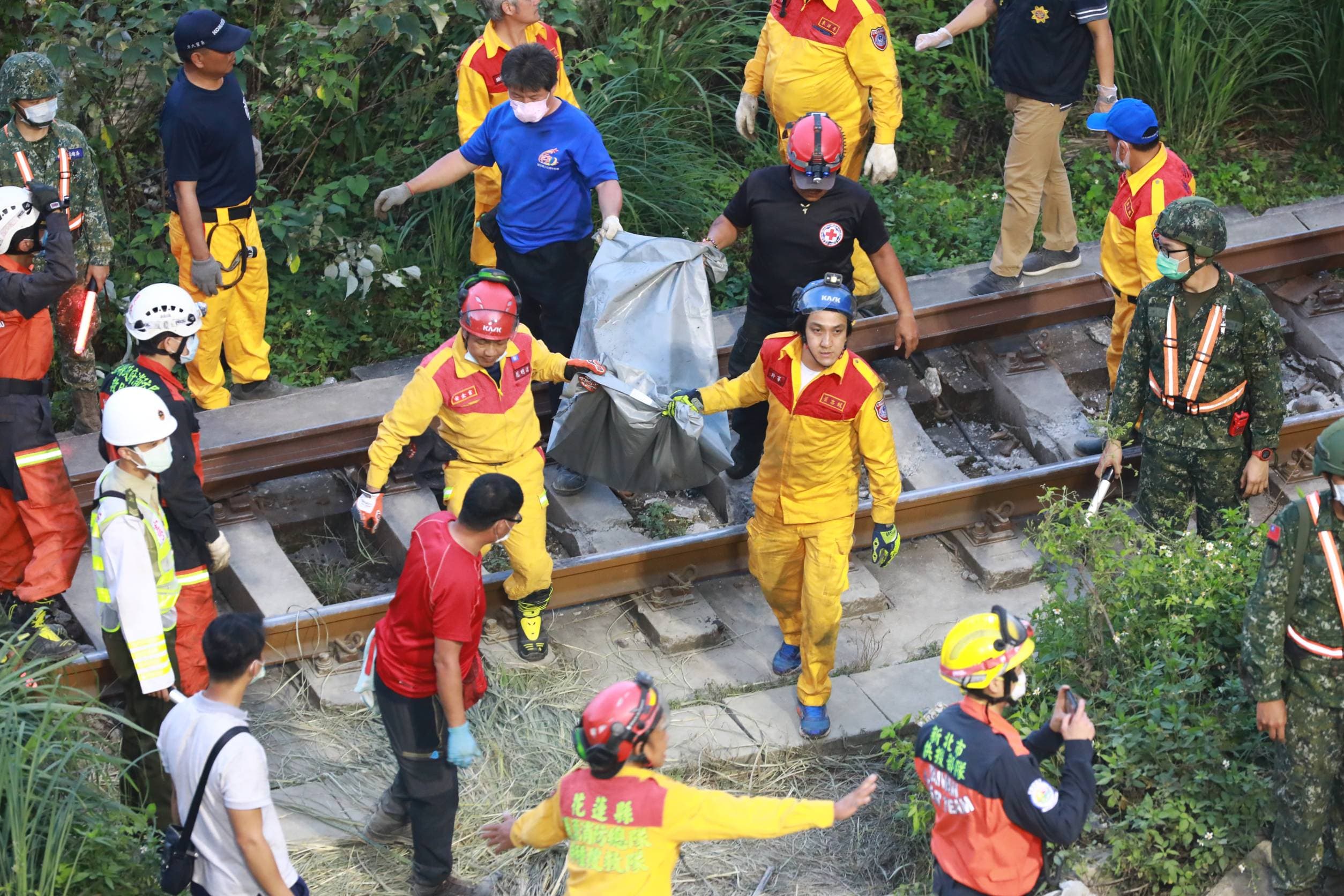 33歲司機員袁淳修曾躲過普悠瑪事故的他,此次改跑太魯閣號卻遇死劫;圖為救難人員搜救情況。