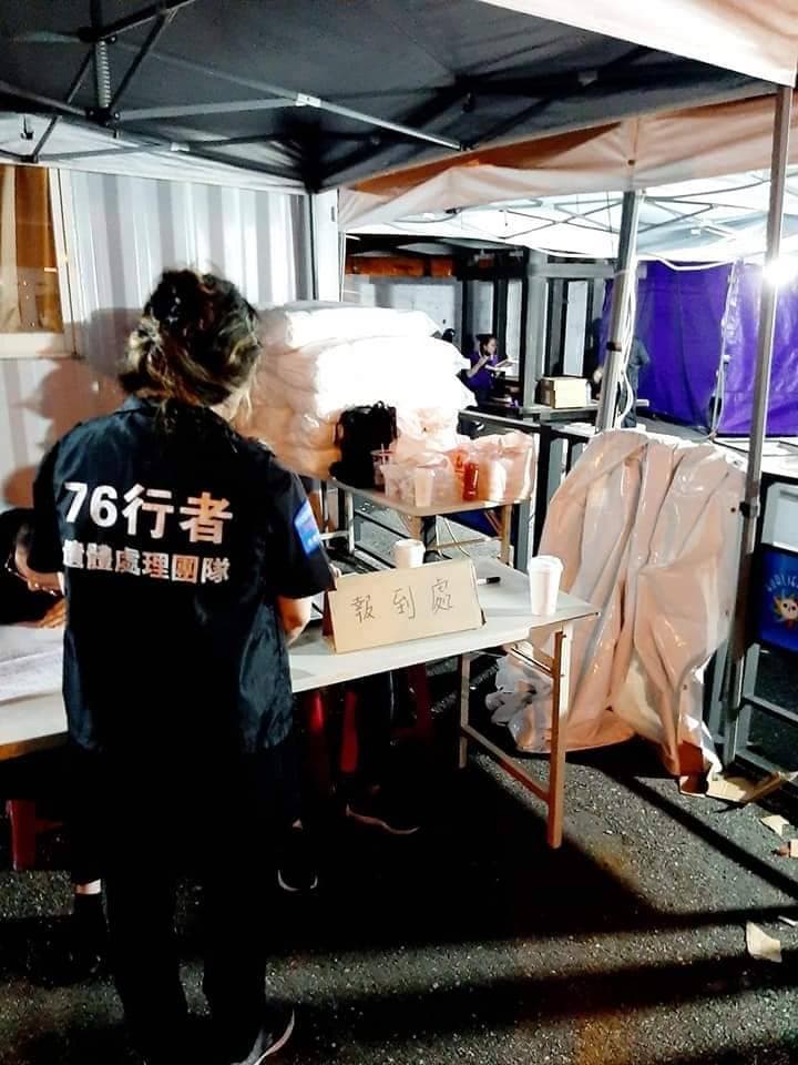 「76行者團隊」昨天進駐花蓮殯儀館，進行修補大體準備工作。（陳修將提供）