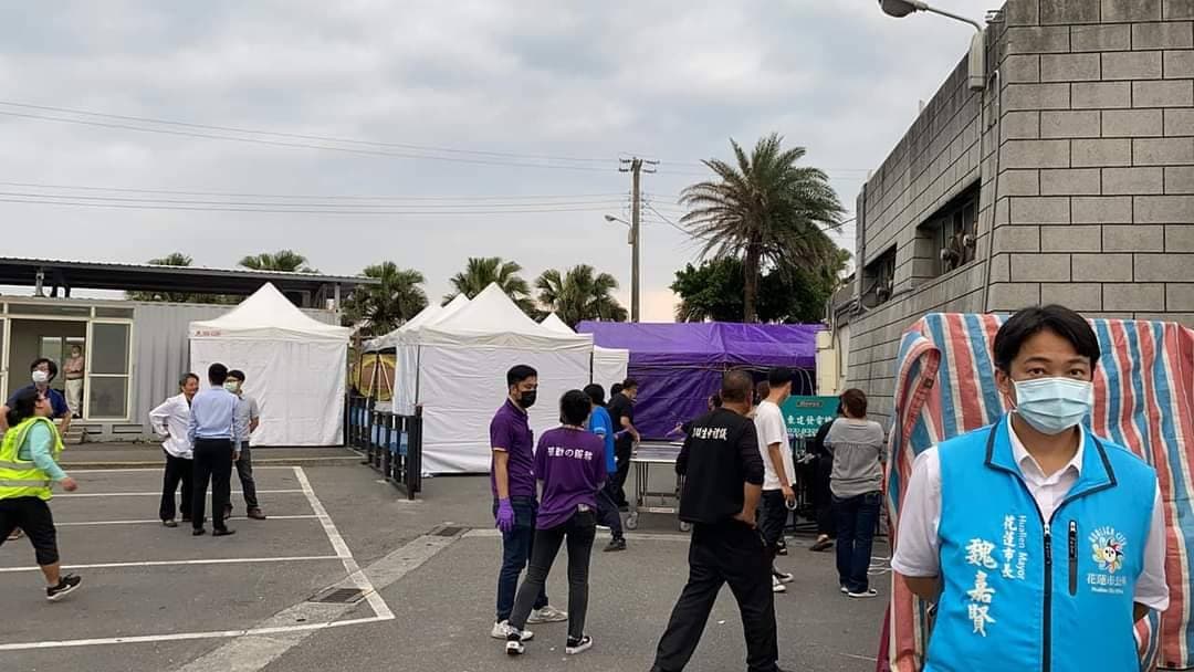 「76行者團隊」昨天進駐花蓮殯儀館後，已完成5具大體修補工作。（陳修將提供）