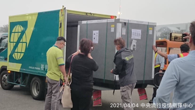 COVAX首批19.92萬劑AZ疫苗今晨抵台。(中央流行疫情指揮中心提供)