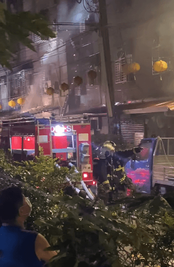 新北市中和區景平路的一處民宅今晨驚傳火警。(翻攝自我是中和人臉書社團)
