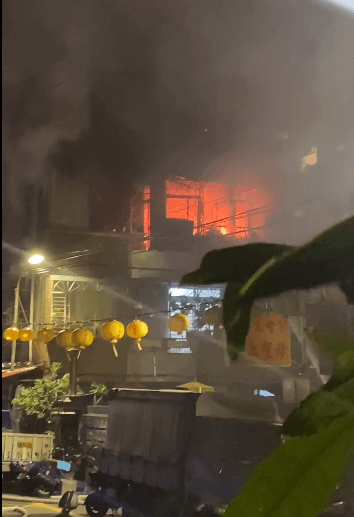 新北市中和區景平路的一處民宅今晨驚傳火警。(翻攝自我是中和人臉書社團)