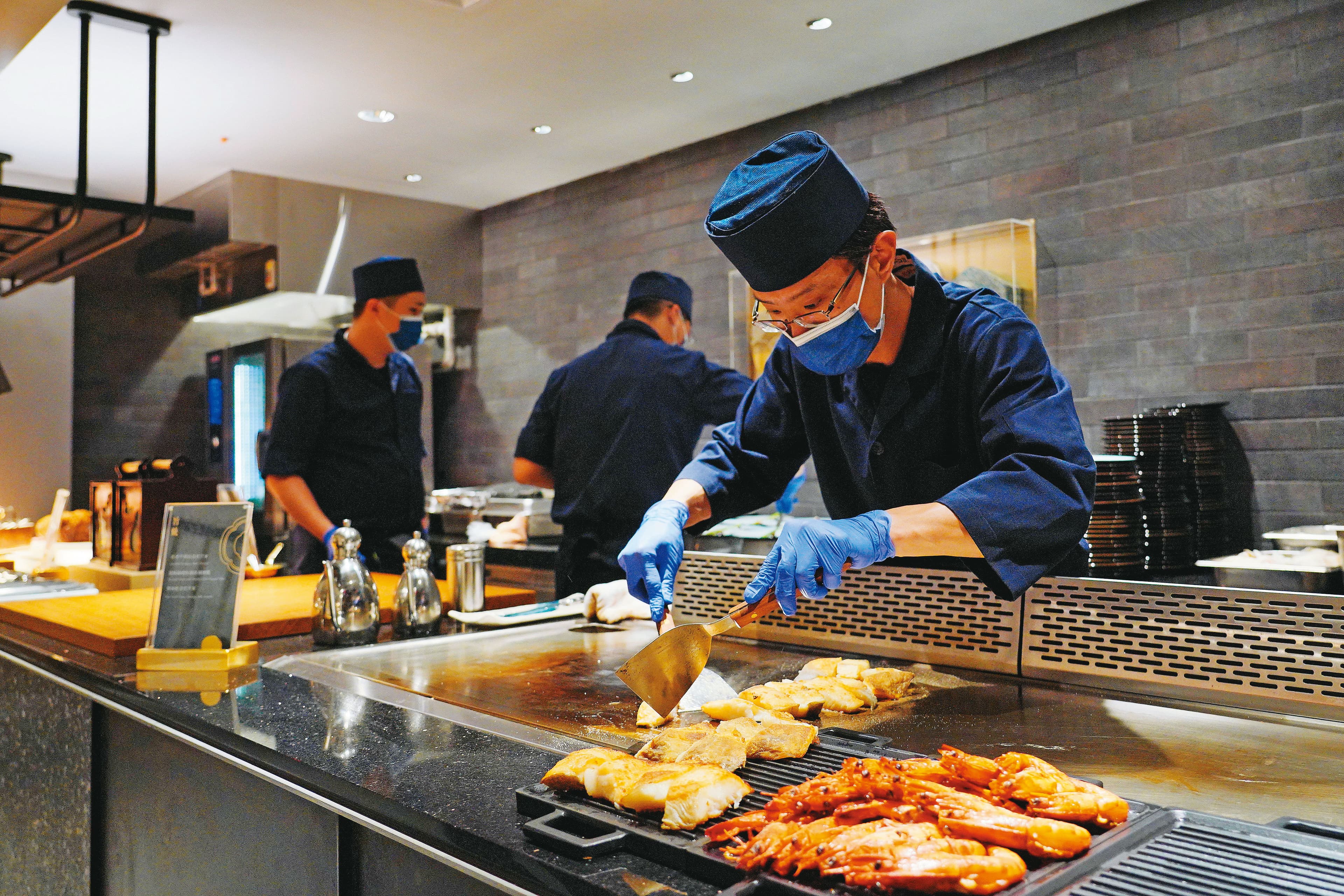 義享天地的商場強打美食牌吸客,可以吃到饗賓集團頂級日式料理自助餐「旭集」。