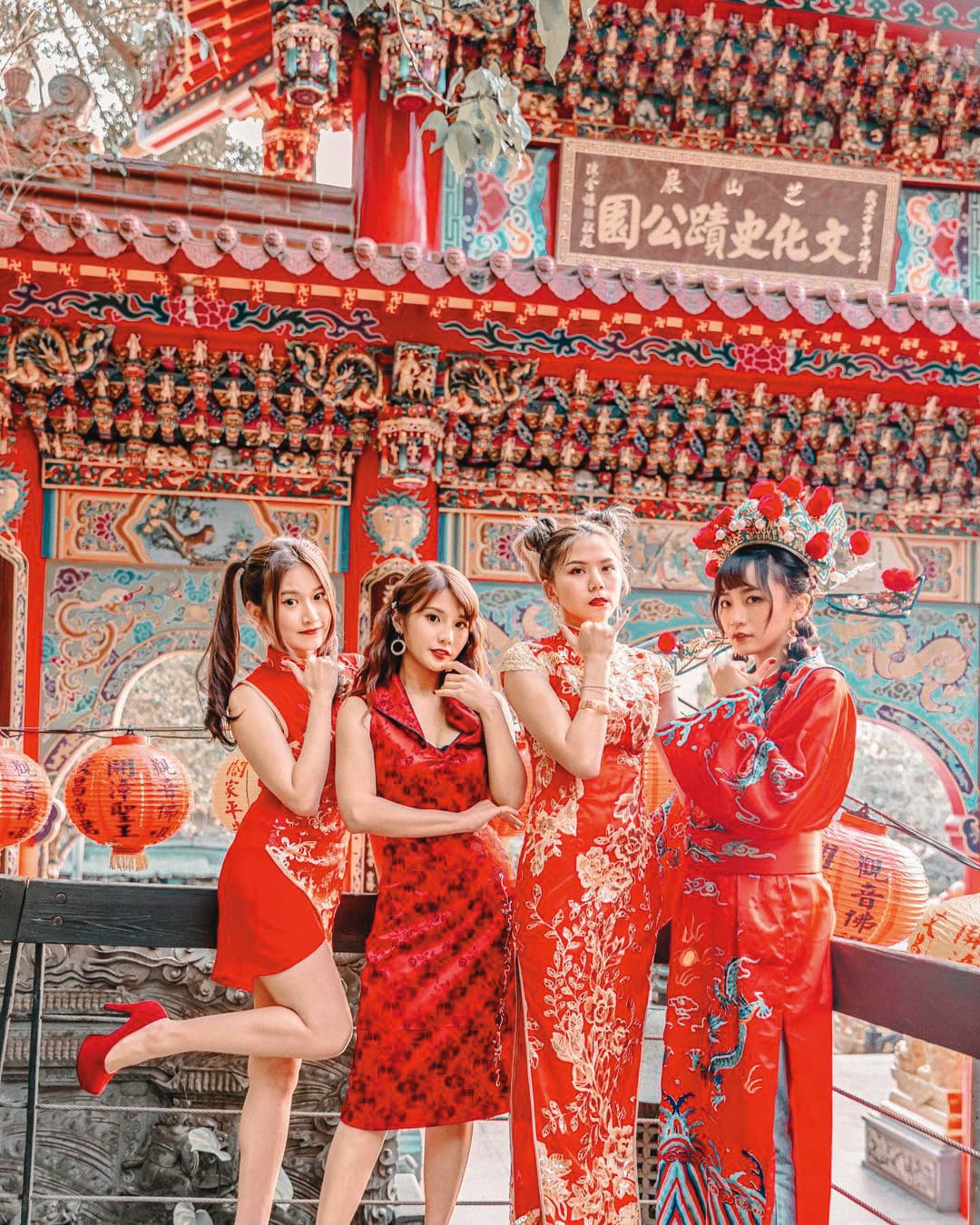 琳妲(左二)和「反骨男孩」成員艾莉絲(右起)、蕾拉和語謙一起拍攝旗袍裝。(翻攝自琳妲IG)