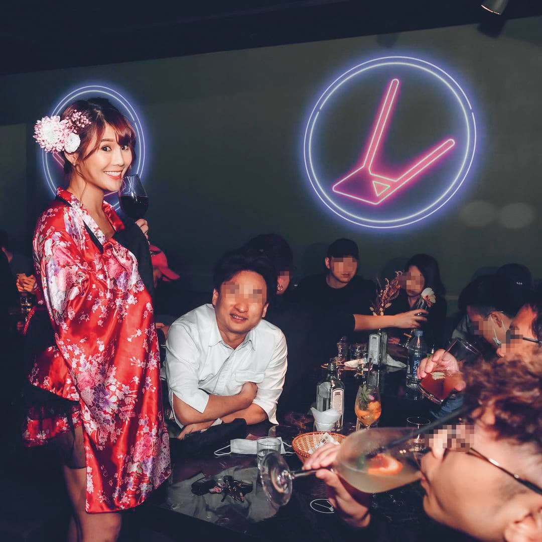 琳妲今年砸百萬開餐酒館,經常在店內招待客人。(翻攝自琳妲IG)