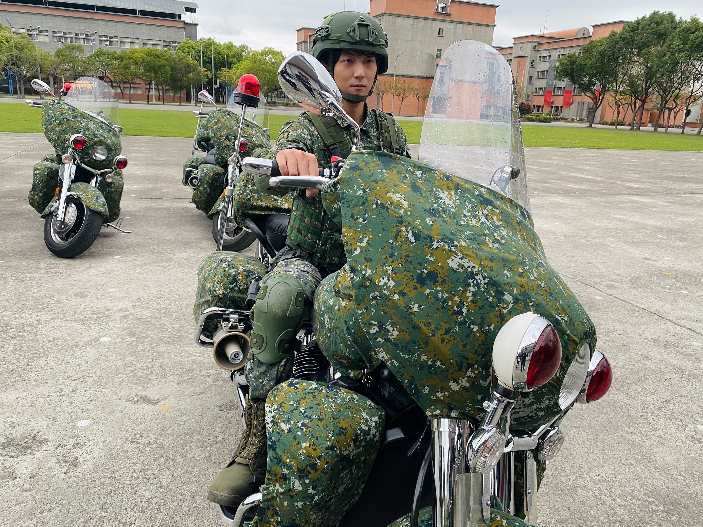 一到現場,許書豪就接連訓練倒車扶正、肌力推車及重大慶典展演隊型演練等。(國防部提供)