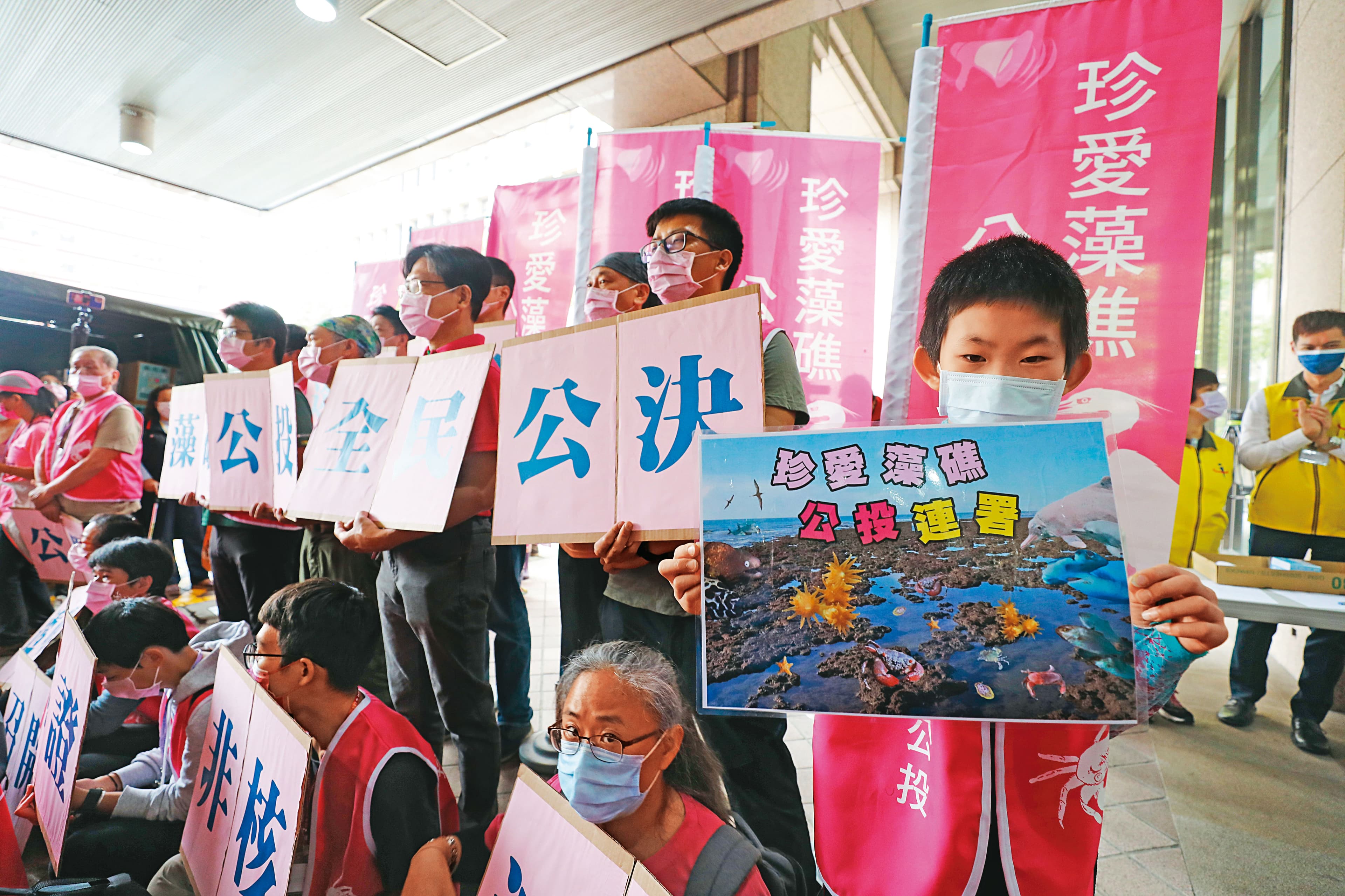 迎戰護藻礁公投等4個公投案,行政院並不打算提對案,而是直接呼籲民眾投下「4個不同意」。