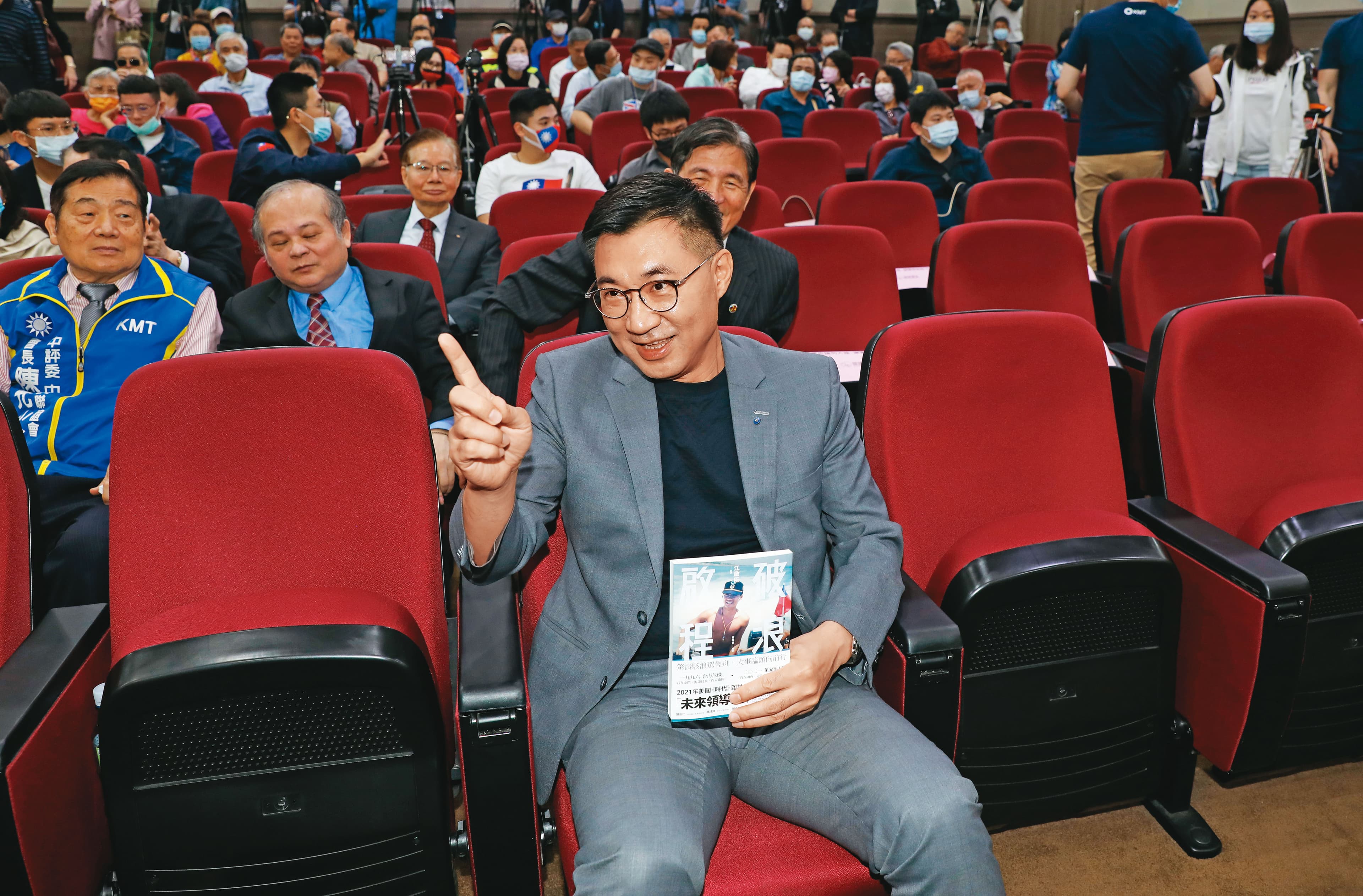 公投日距離國民黨主席選舉僅1個月,尋求連任的江啟臣將藉公投帶動藍營士氣,順勢替自己造勢。