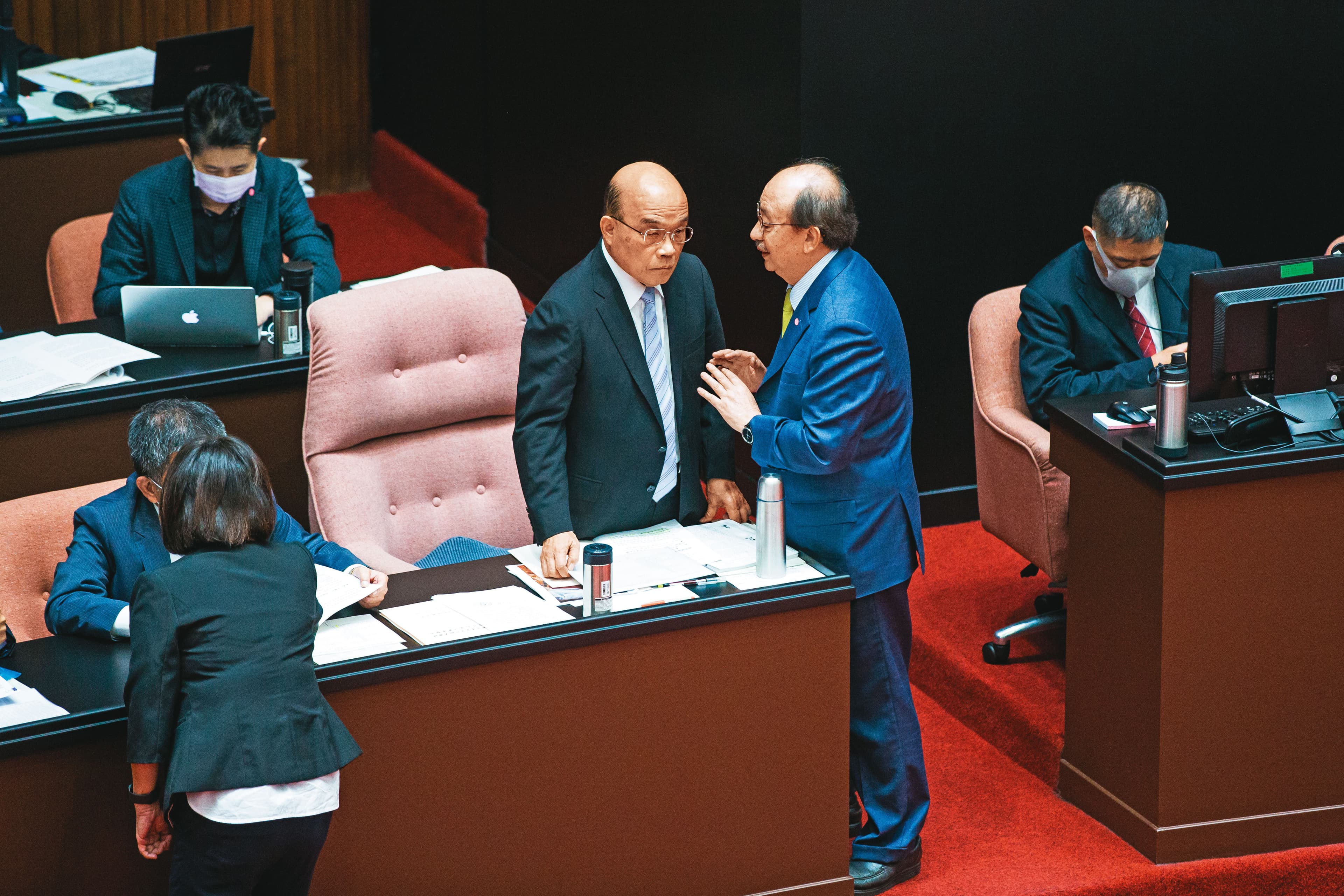 行政院要不要提公投對案在民進黨內掀起論戰,一度有綠委建議在黨團會議假投票,但黨團總召柯建銘(右)認為不妥。
