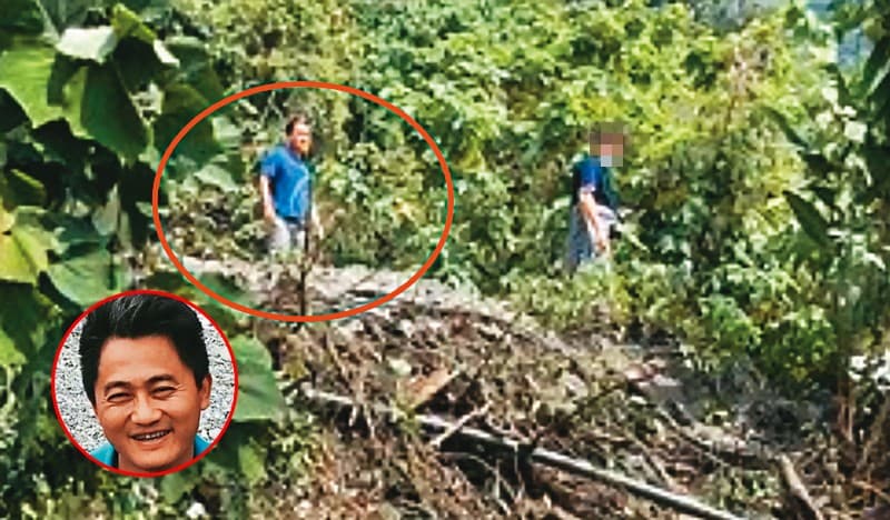 有民眾拍下肇事的包商李義祥,與多名男子於事故發生後,站在邊坡上觀看現場的畫面。其中1人外傳是聯合大地勞檢員,但交通部與聯合大地說法不一。(翻攝PTT網友leeabc)