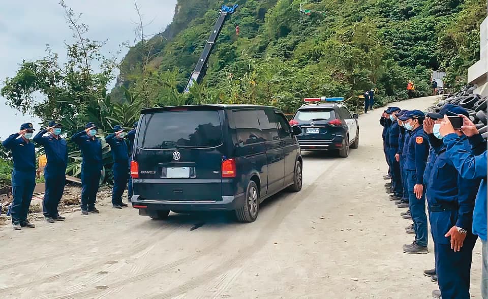 台鐵太魯閣號事故中,最後一具遺體於5日下午移出,現場員警站在路旁,向護送遺體的的車輛致意。(民眾提供)