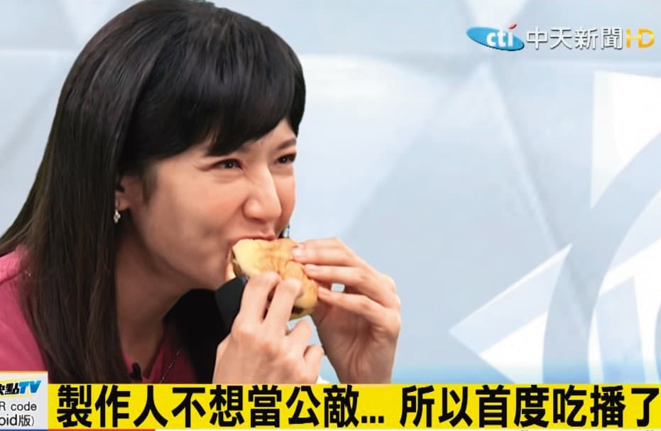 7年前的喇舌事件已被世人淡忘,鄭亦真最近以中天新聞的「漢堡姐姐」形象深植人心。(翻攝自中天新聞YT)