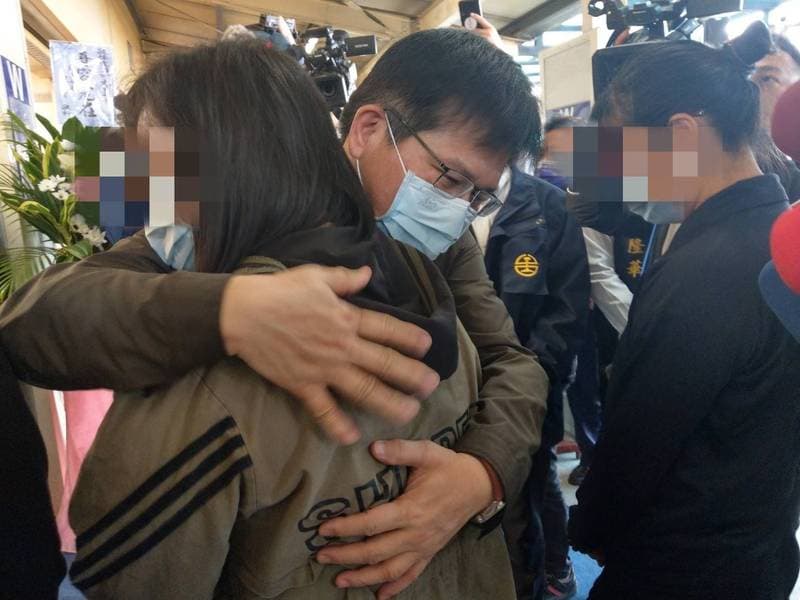 交通部長林佳龍今參加殉職司機員袁淳修告別式,與家屬相擁。(交通部提供)