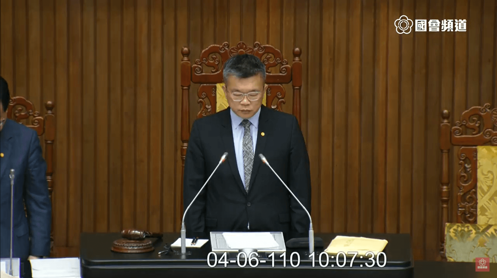 立法院副院長蔡其昌今主持立法院會時率領在場立委為太魯閣號意外默哀1分鐘。(翻攝國會頻道)
