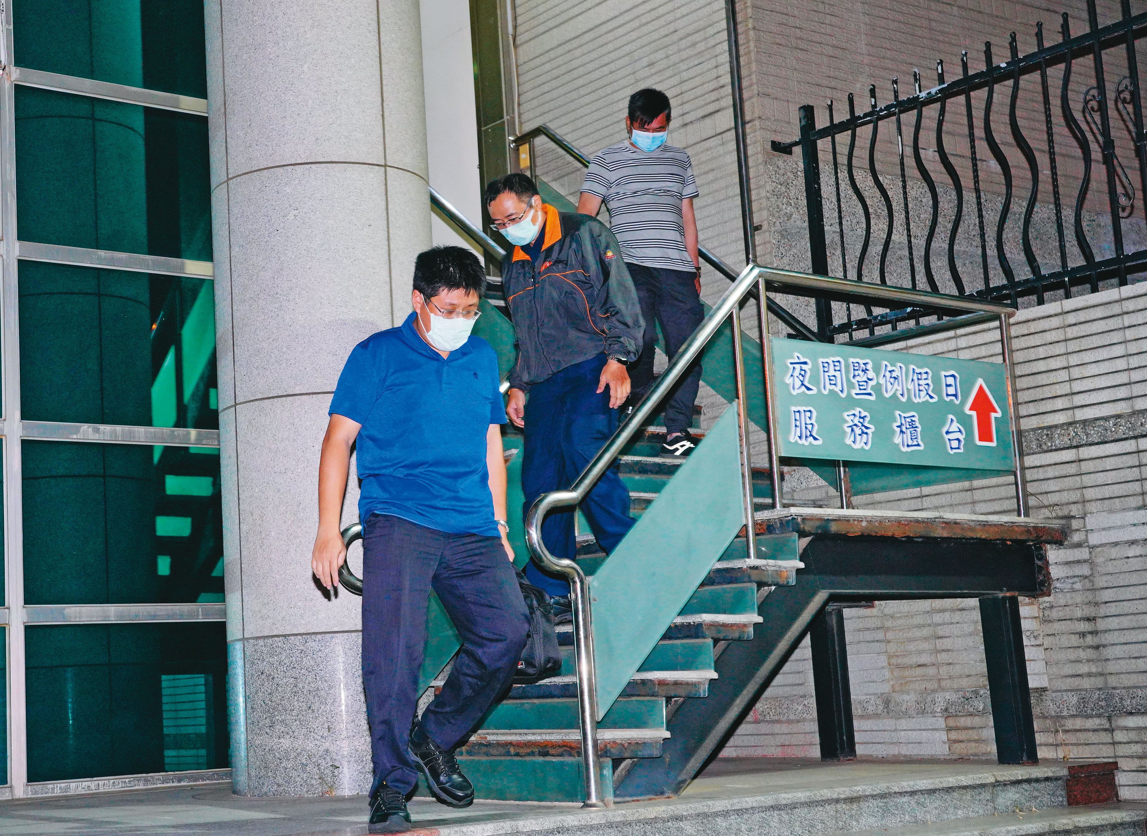 台南地檢署指揮檢事官大舉約談官田分駐所員警及觀護人佐理員,5名官警(圖)訊後分別以8萬到10萬元交保,另有多人被請回。