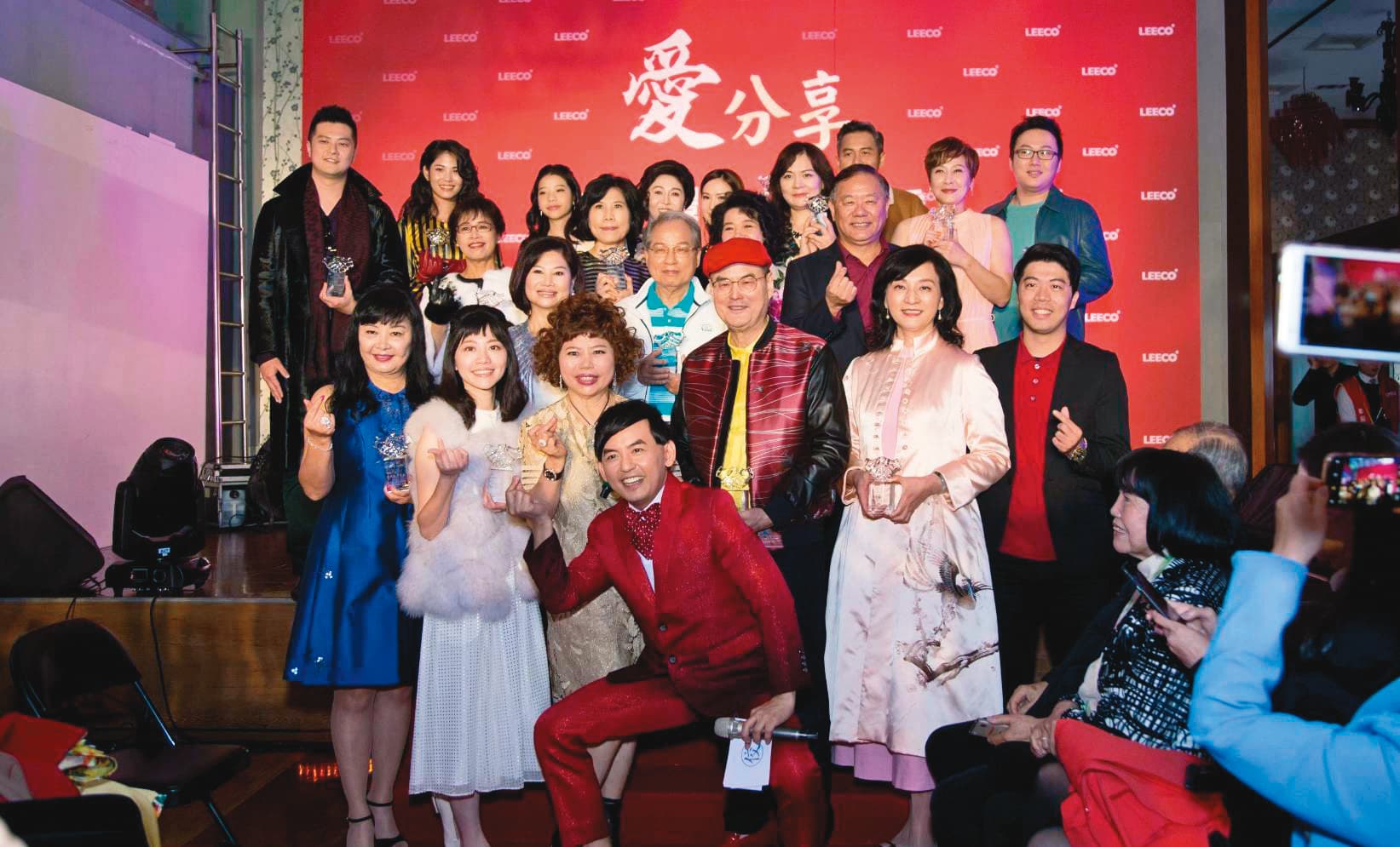 許多名人都是禮客的鐵粉,每2年品牌邀VIP舉辦公益走秀,立委高嘉瑜(前排左2)趁機用1折價採購全身行頭。(禮客提供)