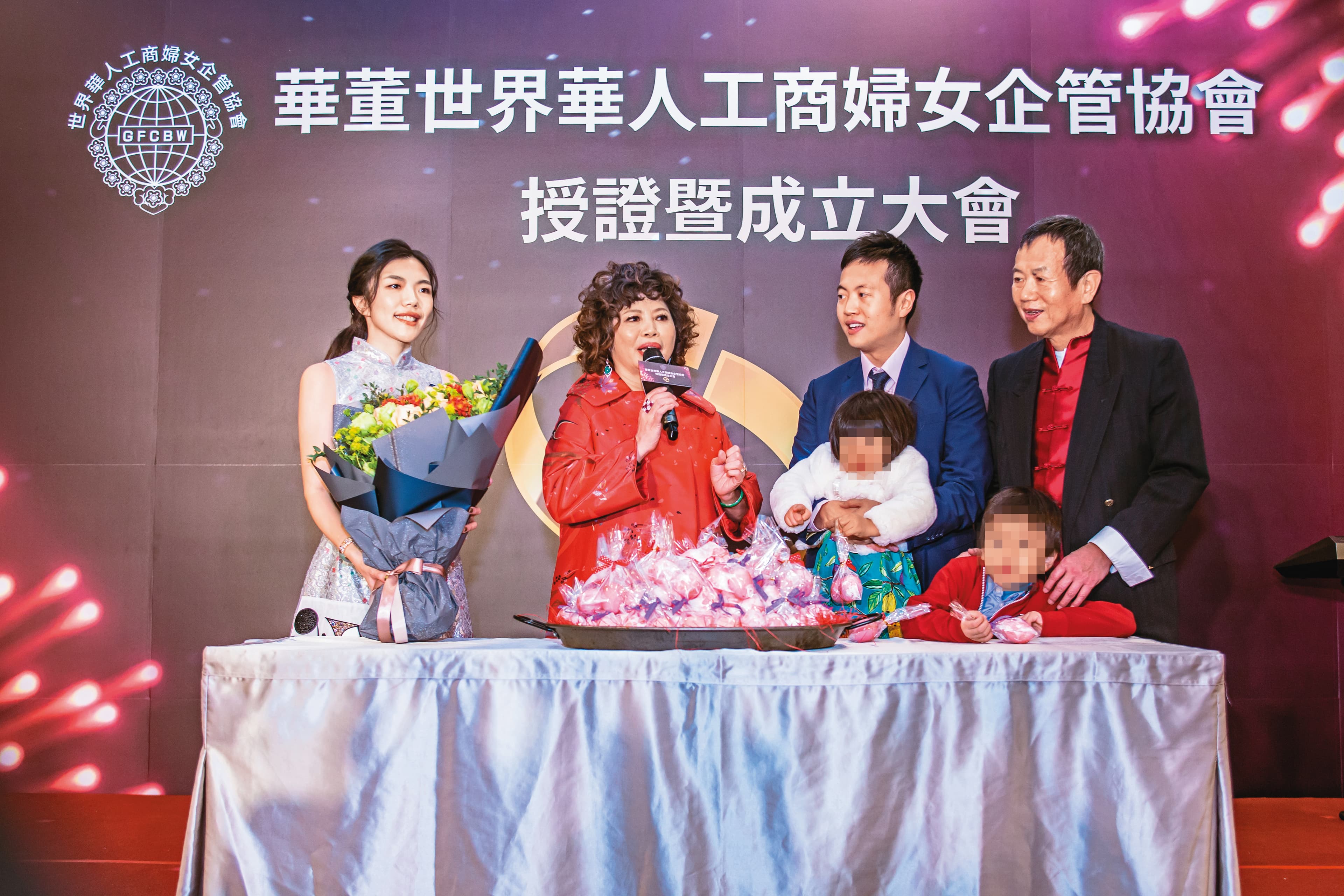 翁素蕙(左二)甜喊另一半是「小太陽」。圖為三代同堂替她慶生。