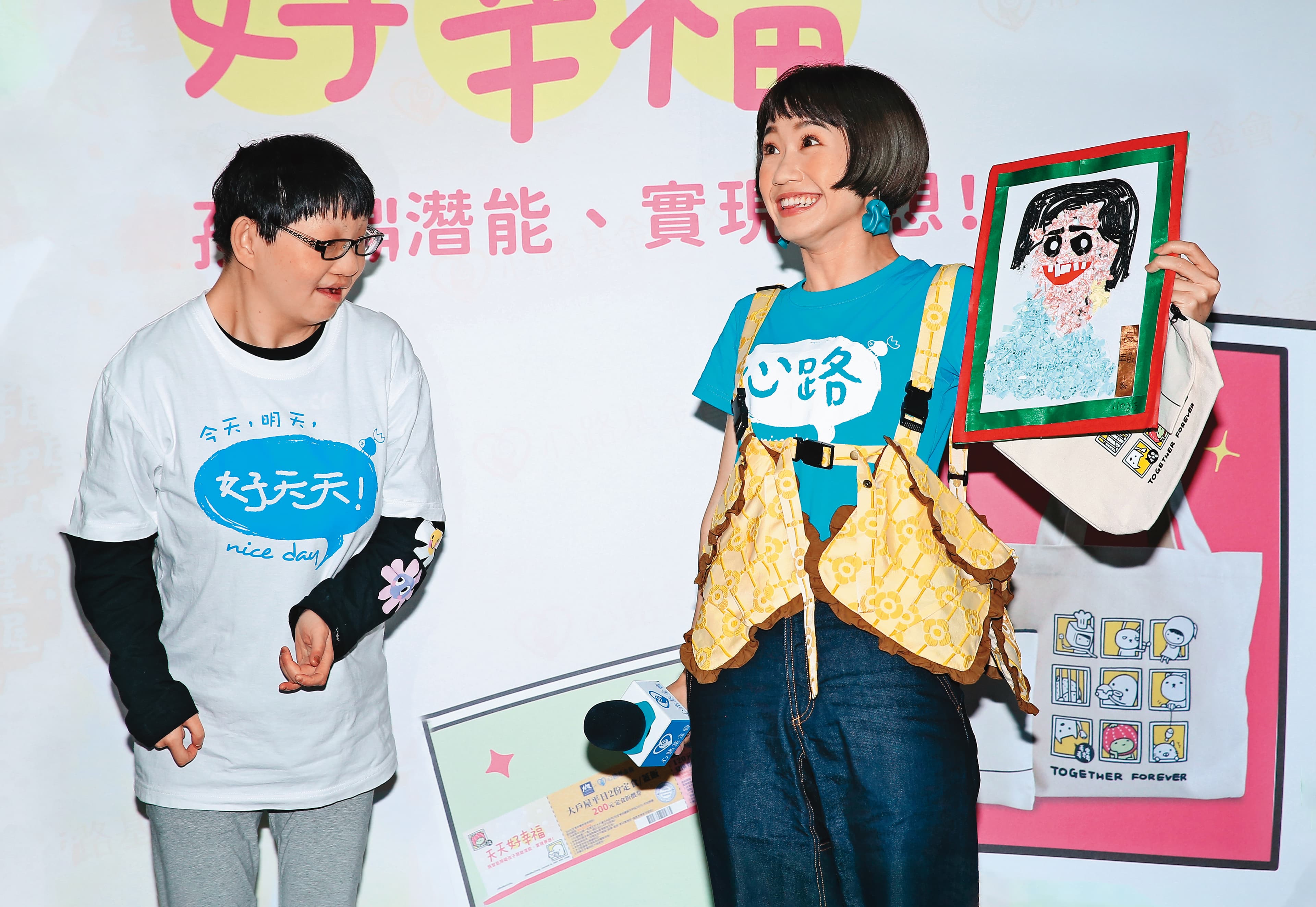 Lulu(右)為義賣站台,粉絲瑜宸(左)獻上親手繪製的畫像,真是讓人感動的摸們。°(°ˊДˋ°)°