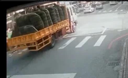 據路口監視器畫面顯示，2日上午8時許，李義祥載運廢輪胎到事發工地。（翻攝畫面）