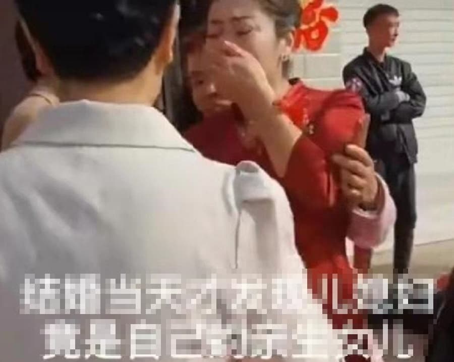 婦人激動的向親家母再三確認,追問後才確信媳婦是失散多年的女兒。(翻攝網易新聞)
