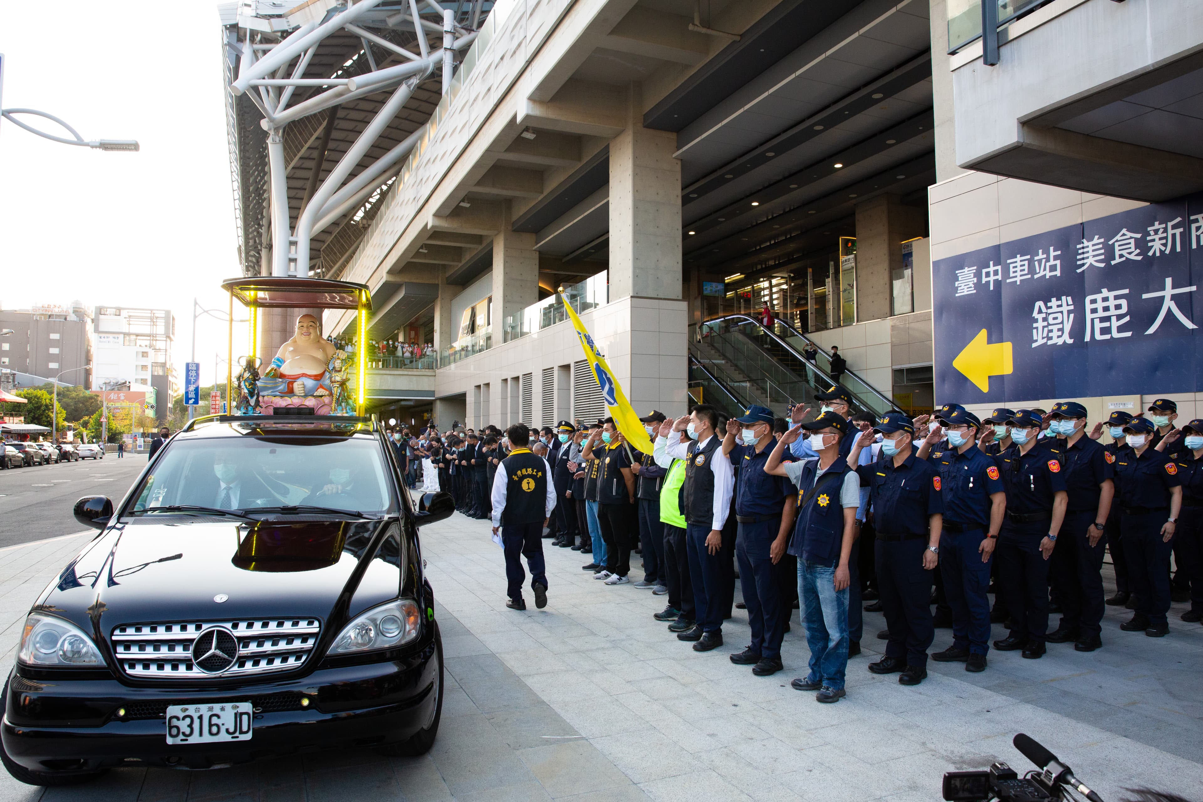 移靈車隊離開台中站,所有台鐵同仁與警員列隊致敬。