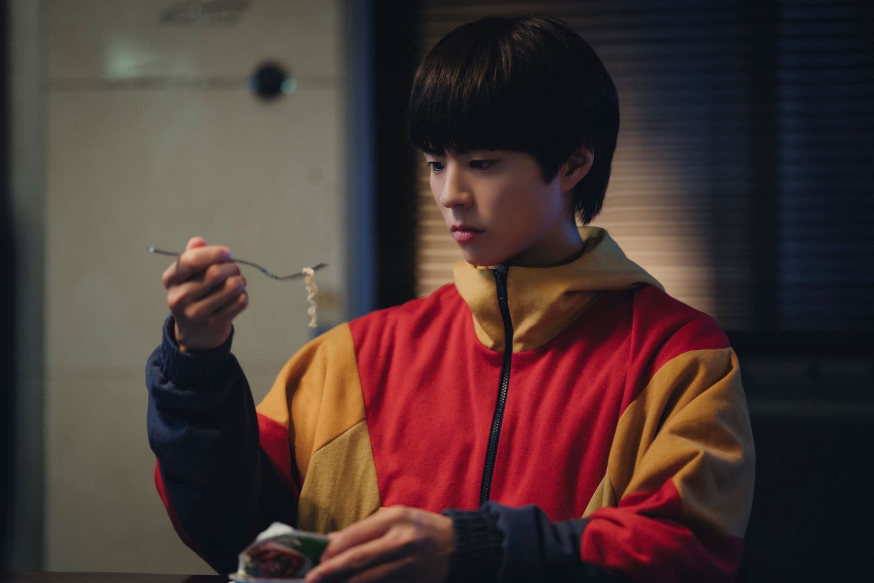 朴寶劍飾演的永生人對杯麵情有獨鍾。(CATCHPLAY提供)