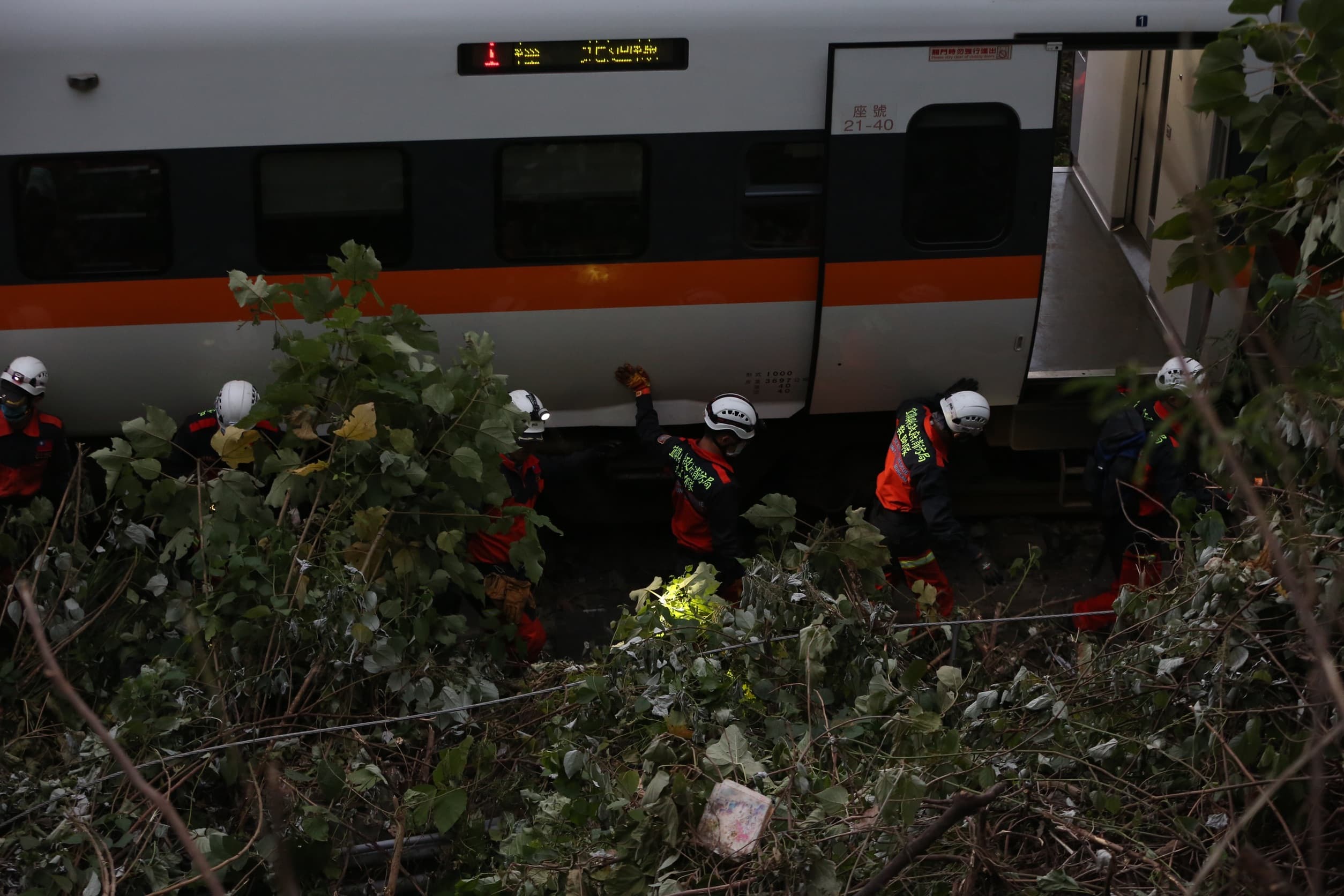 台鐵太魯閣號列車2日撞上邊坡滑落的工程車，造成出軌重大傷亡。