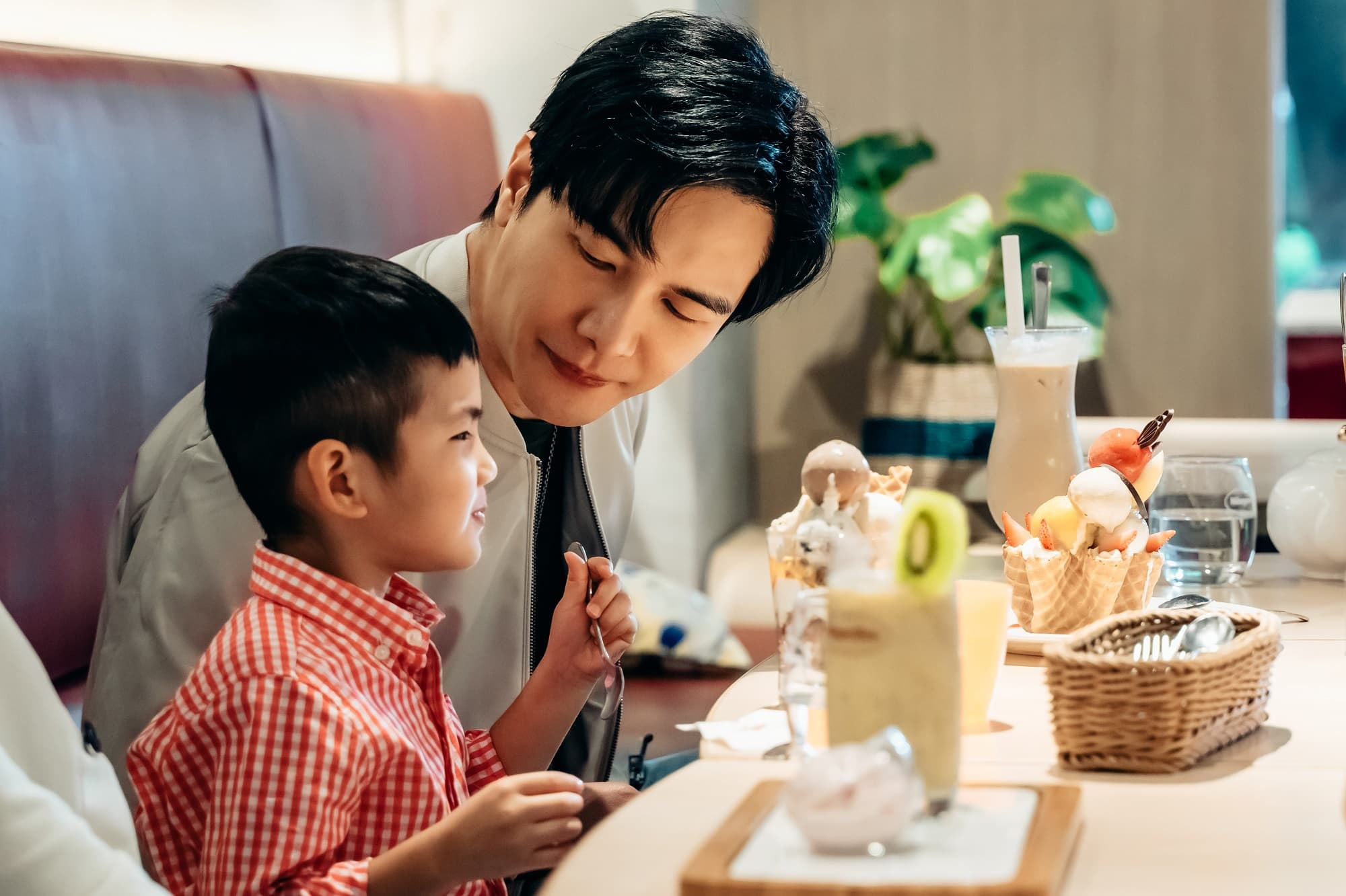 謝佳見在《酷蓋爸爸》中扮演的同志父親角色正是取材林志杰。(GagaOOLala提供)